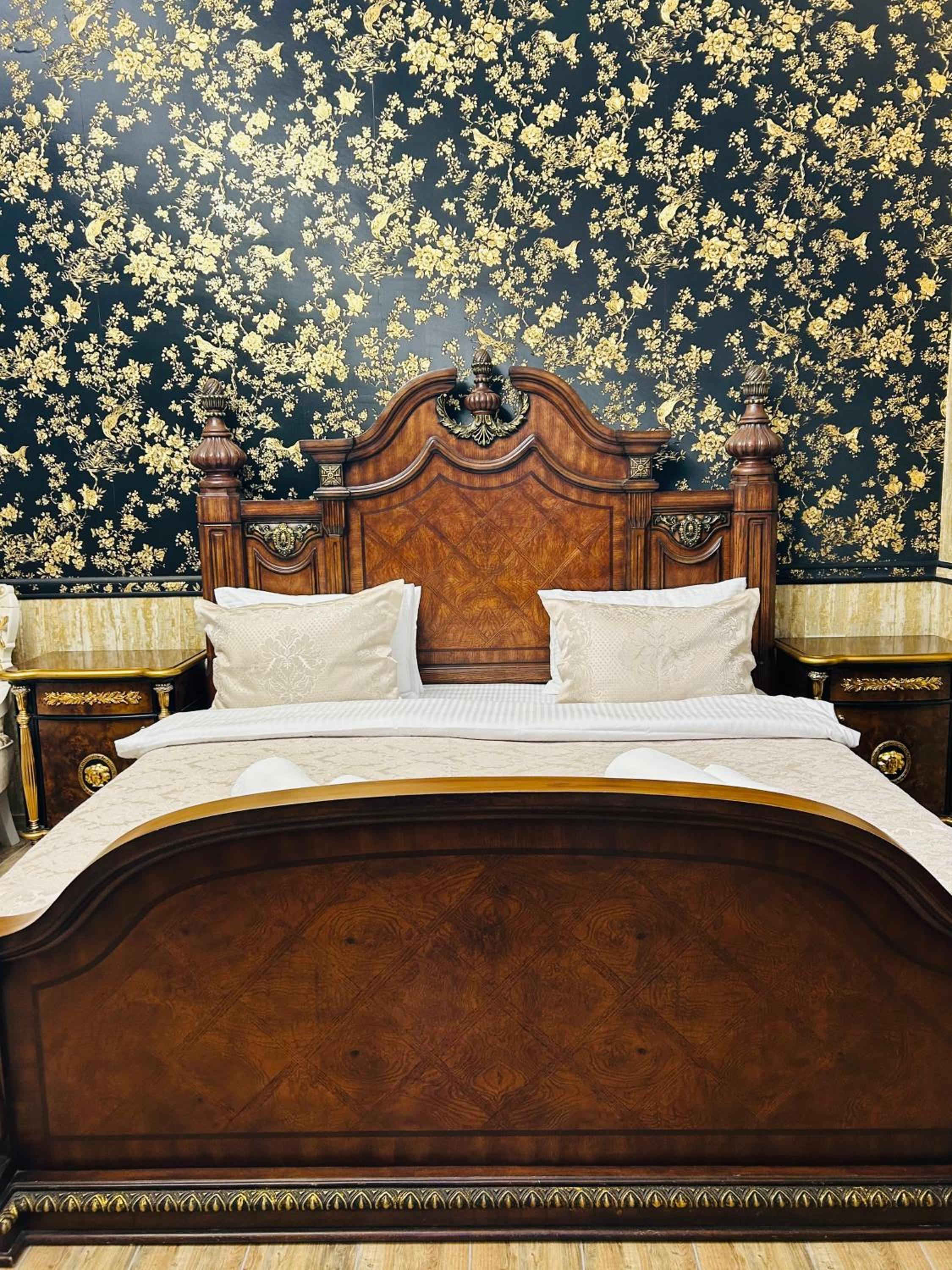 King Room with Balcony - Photo 5