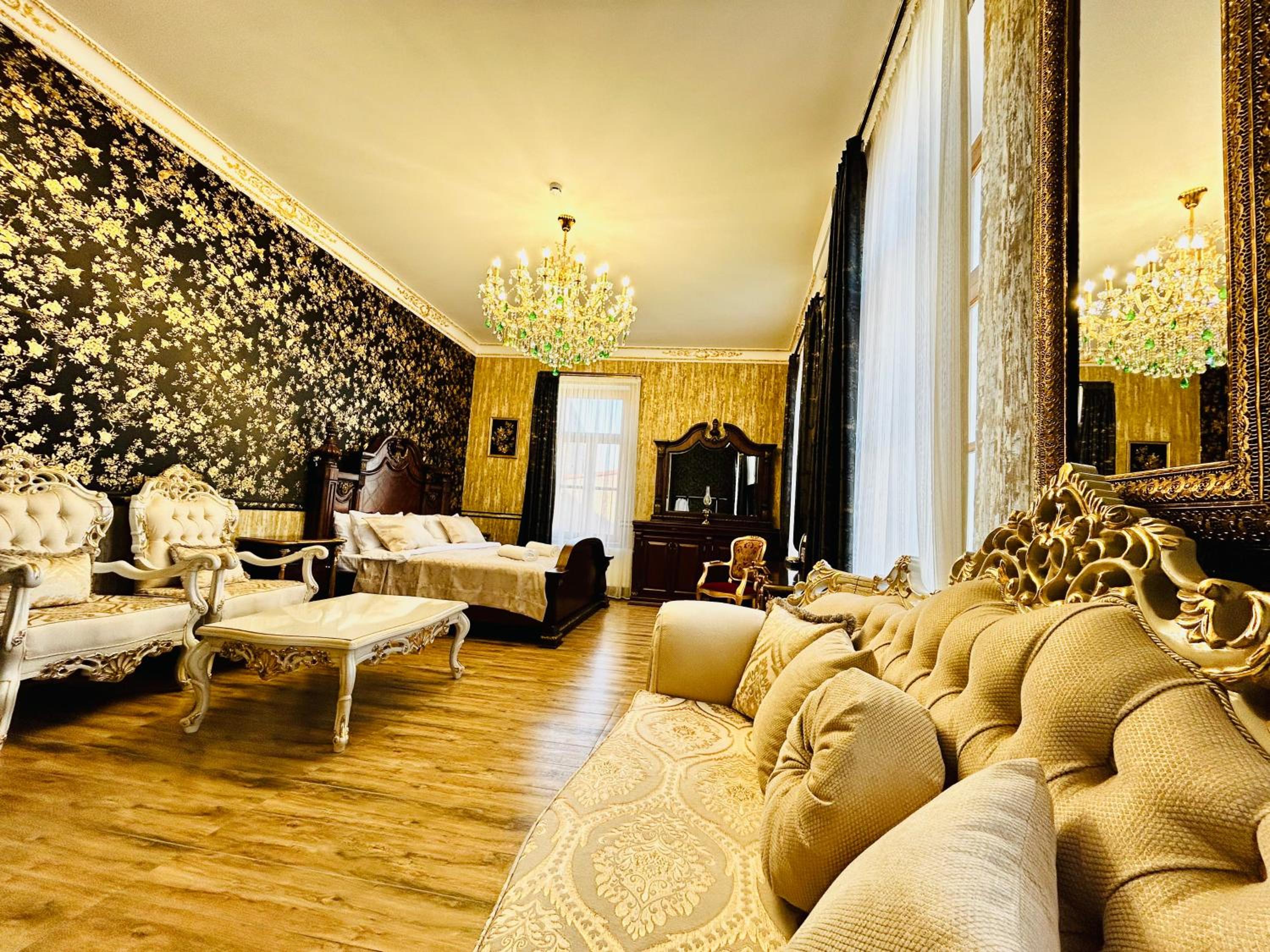 King Room with Balcony - Photo 3