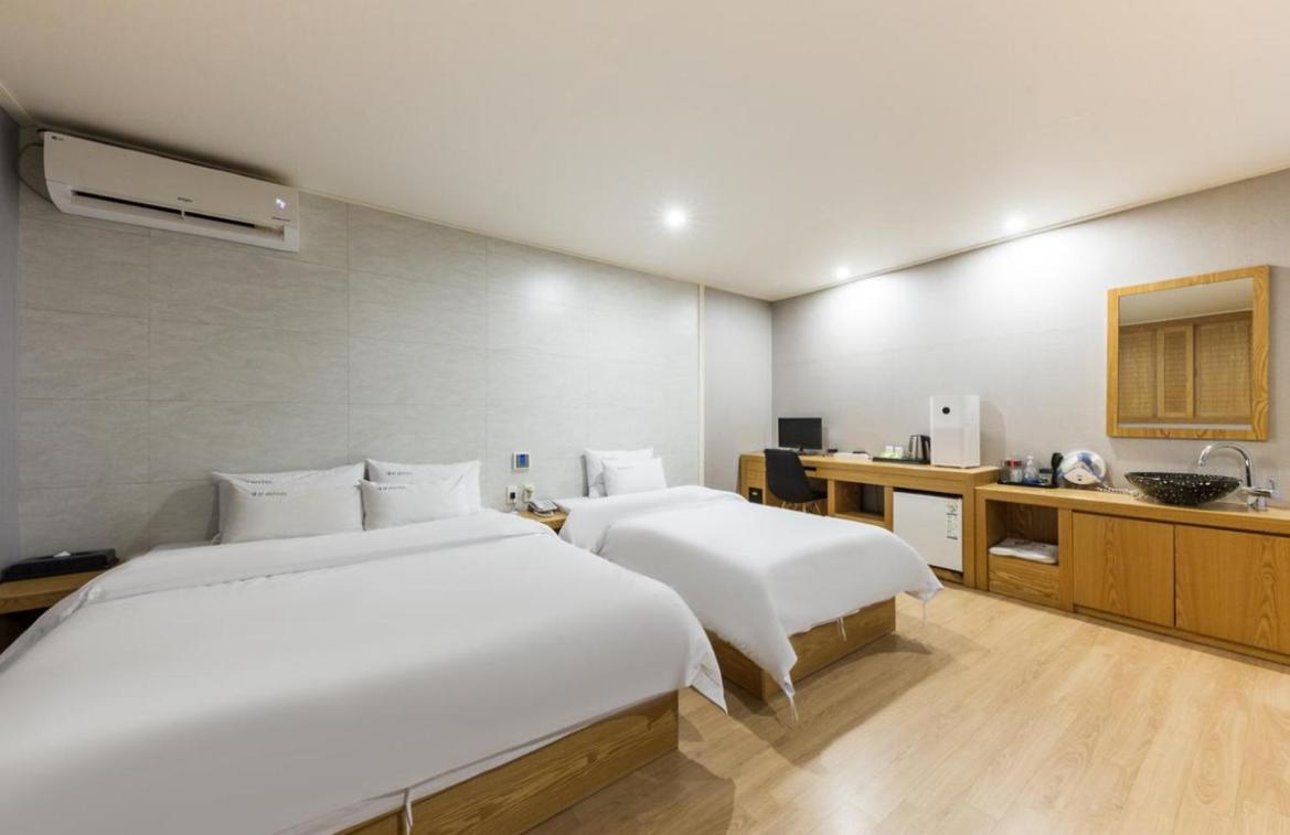 Premium Twin Room - B photo 2