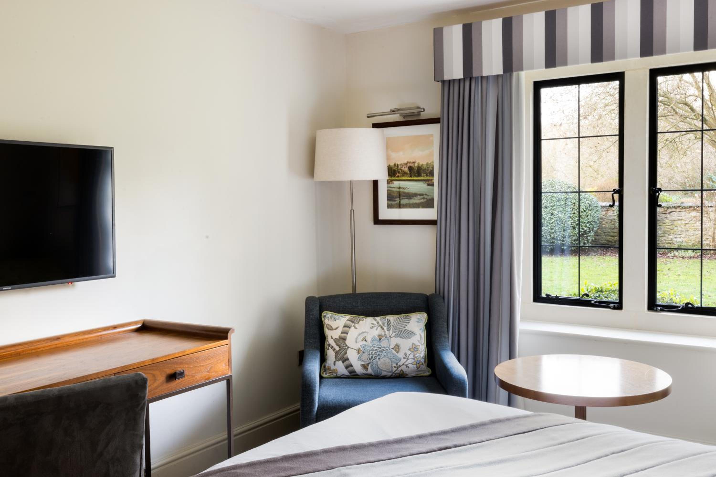 Premium King Room with Garden View - Photo 10