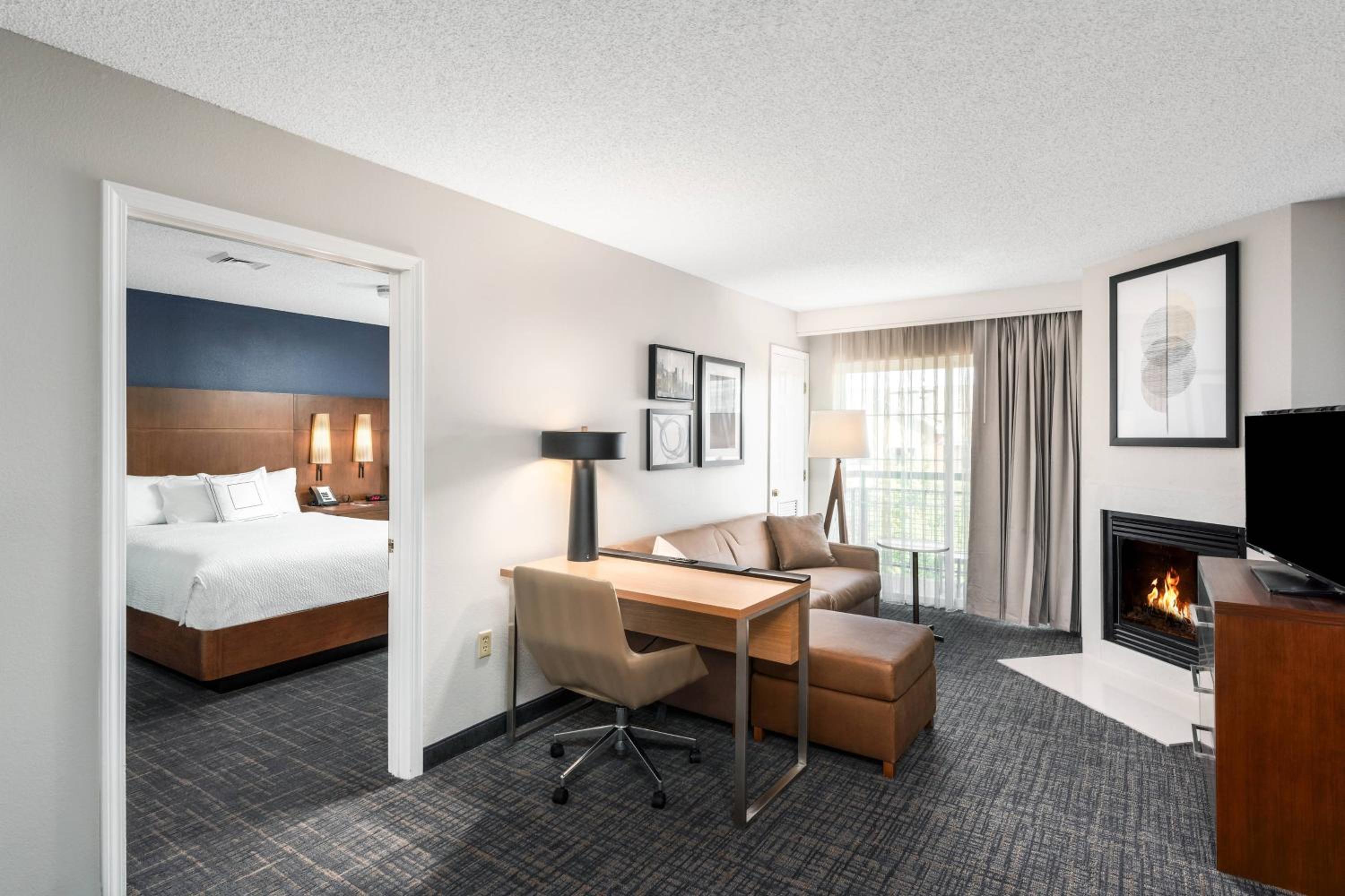 Two Bedroom Suite with 1 King Bed, 2 Queen Beds and a Sofa bed - Photo 5
