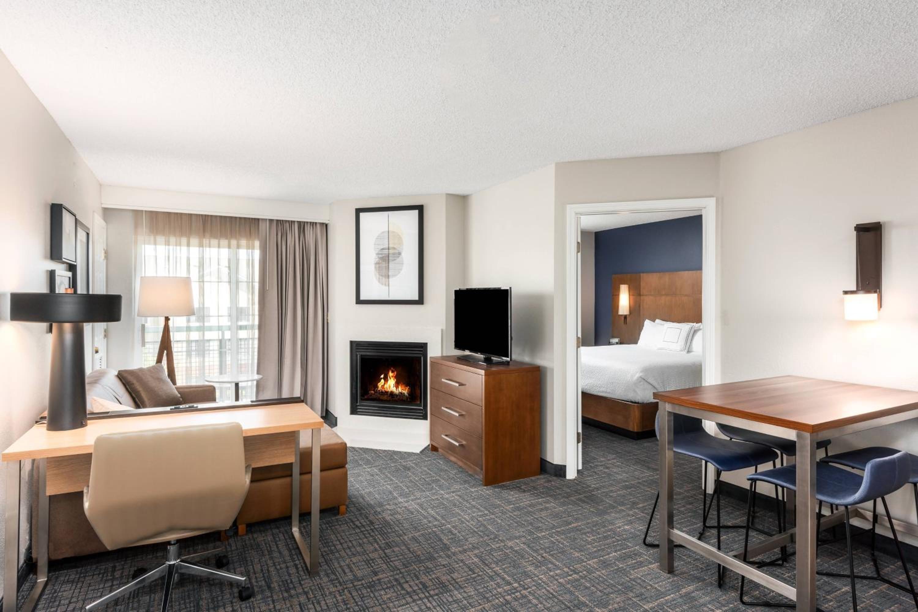 Two Bedroom Suite with 1 King Bed, 2 Queen Beds and a Sofa bed - Photo 4