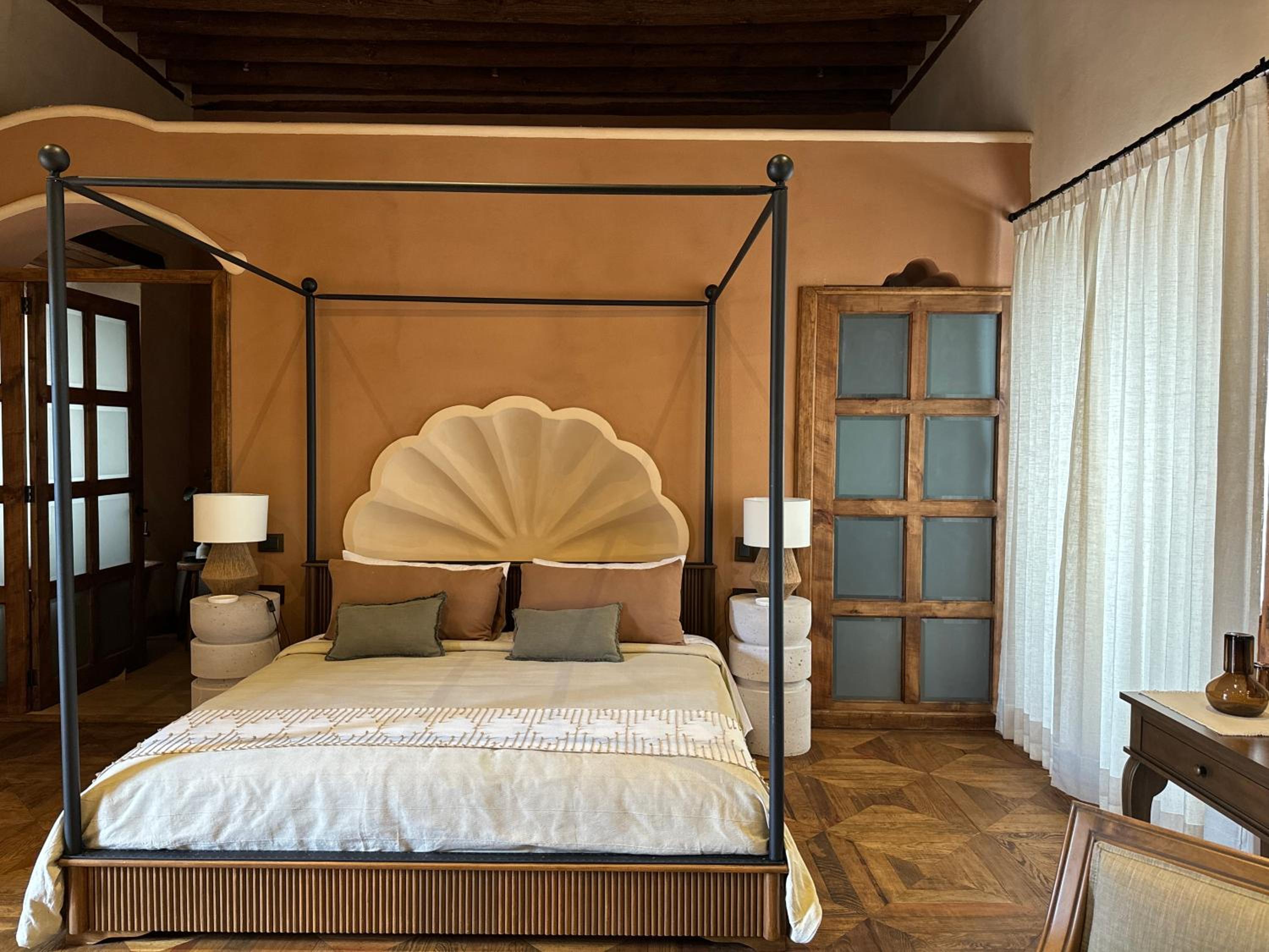 Suite - Photo 1