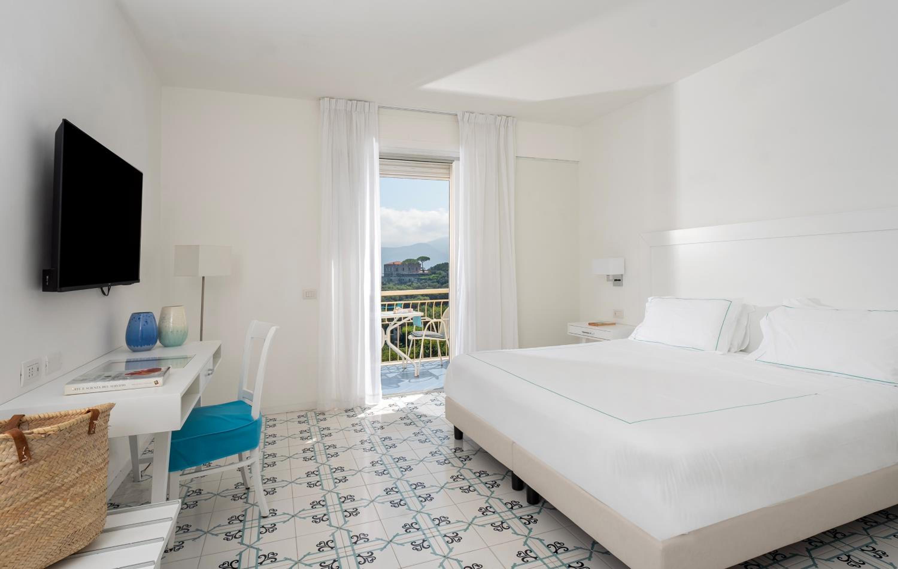 Double or Twin Room with Balcony and Sea View - Photo 1