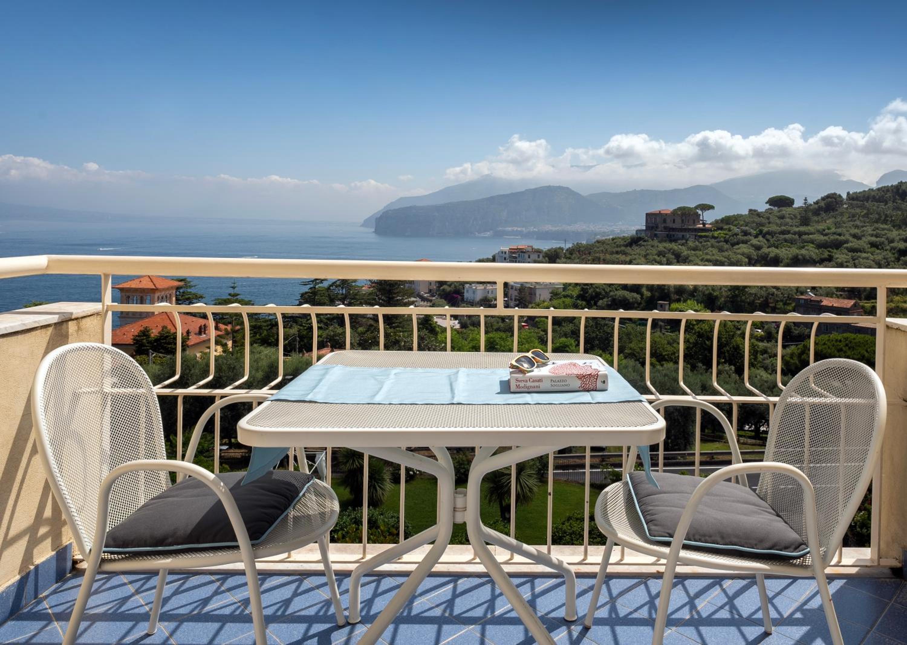 Double or Twin Room with Balcony and Sea View - Photo 3