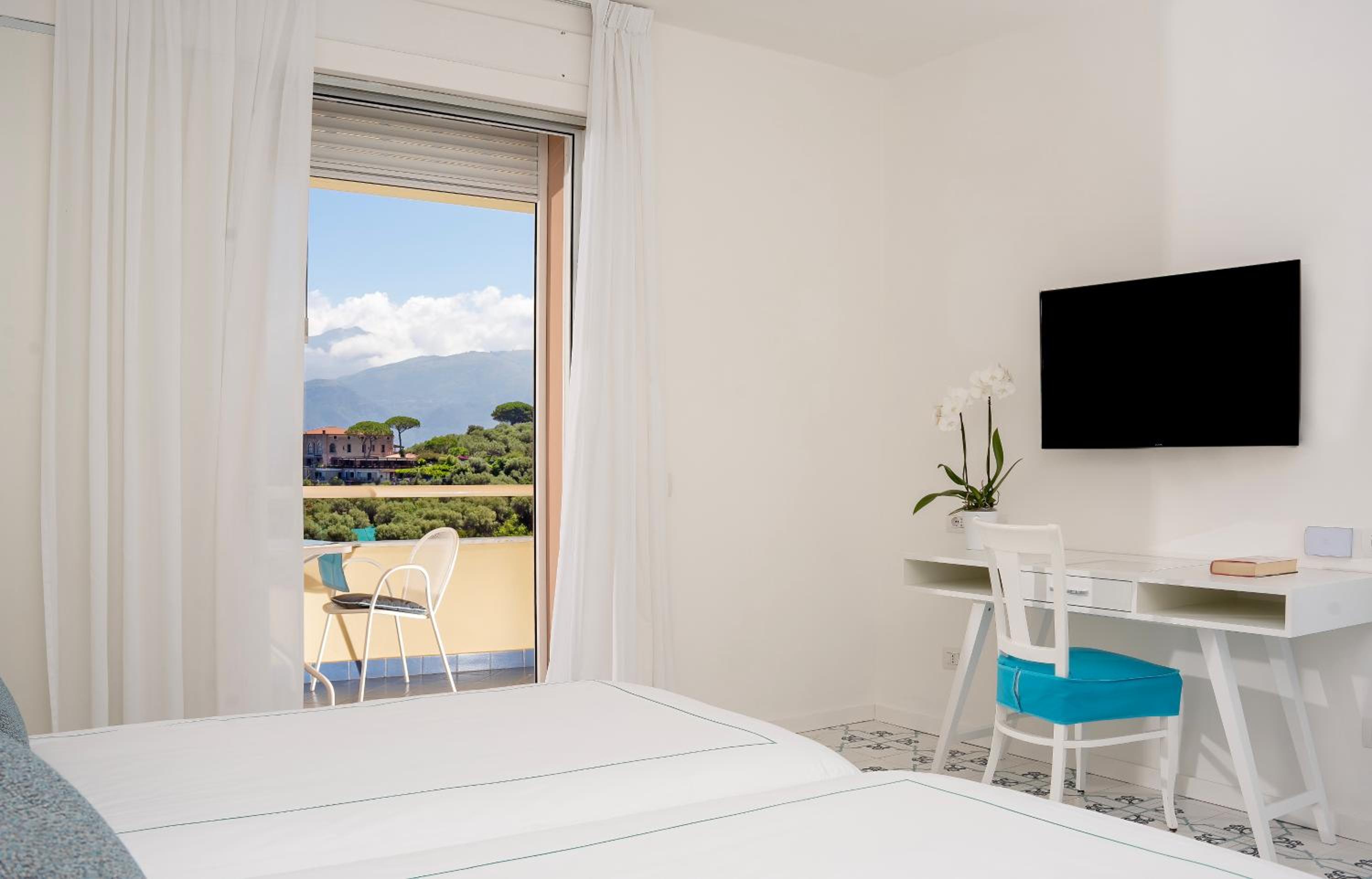 Double or Twin Room with Balcony and Sea View - Photo 7