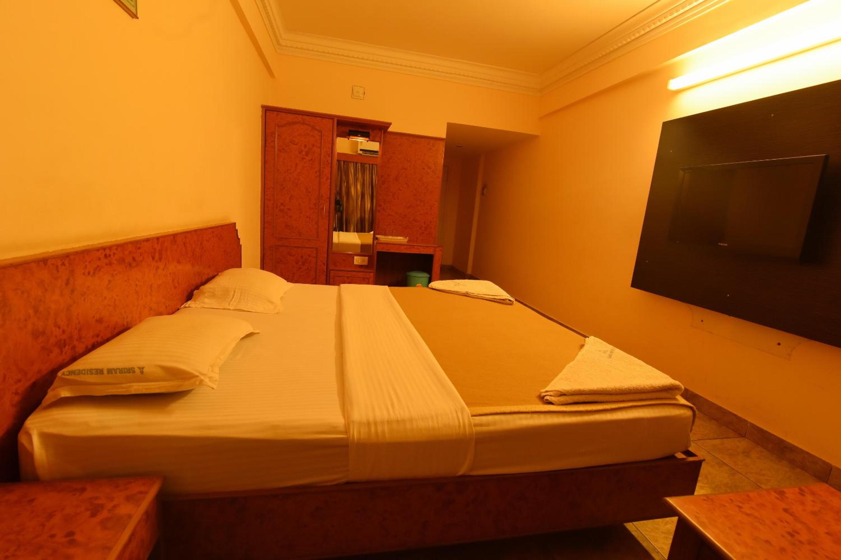 Deluxe Double Room with Fan - Photo 2
