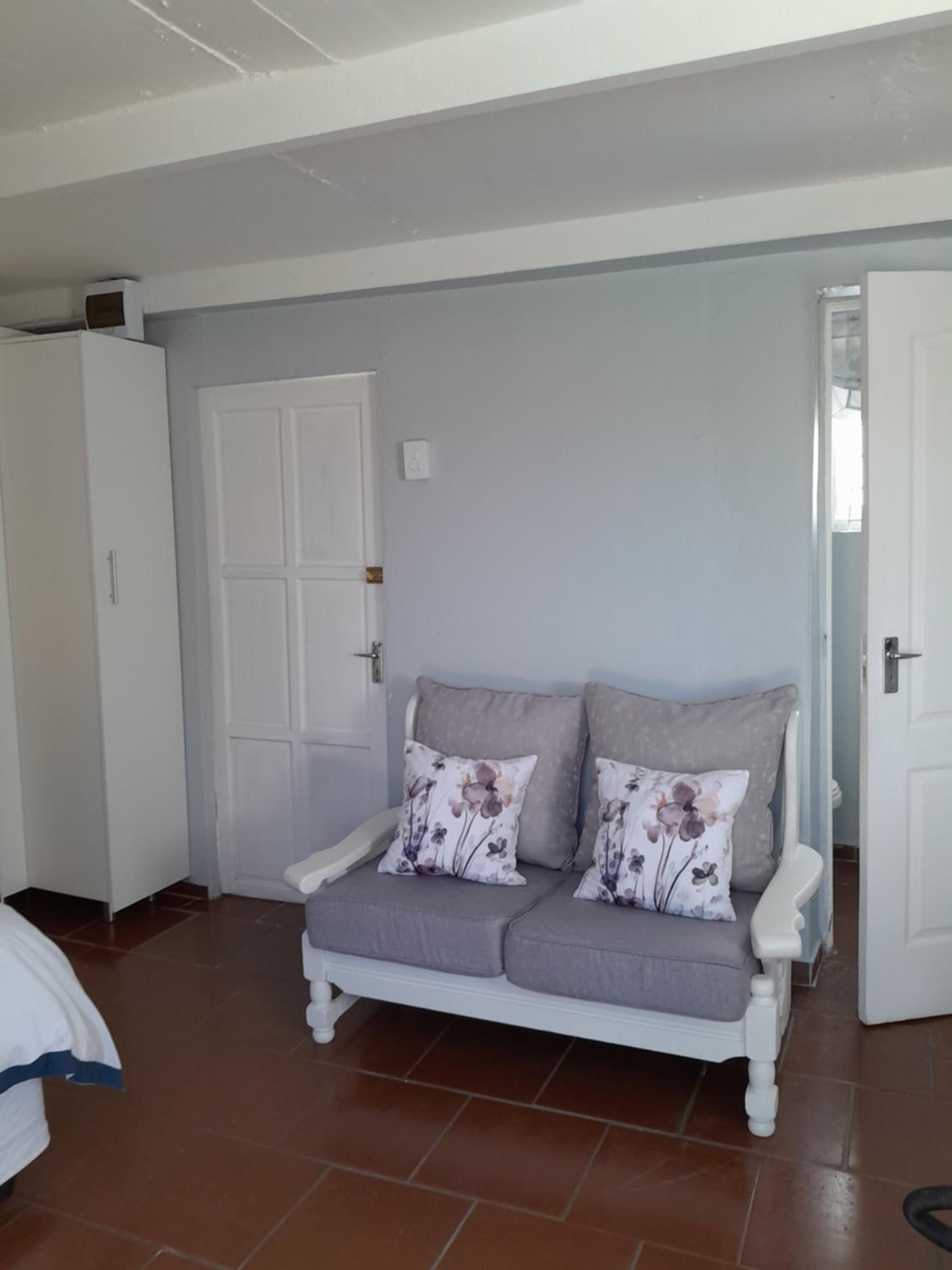 One-Bedroom Apartment - Photo 8