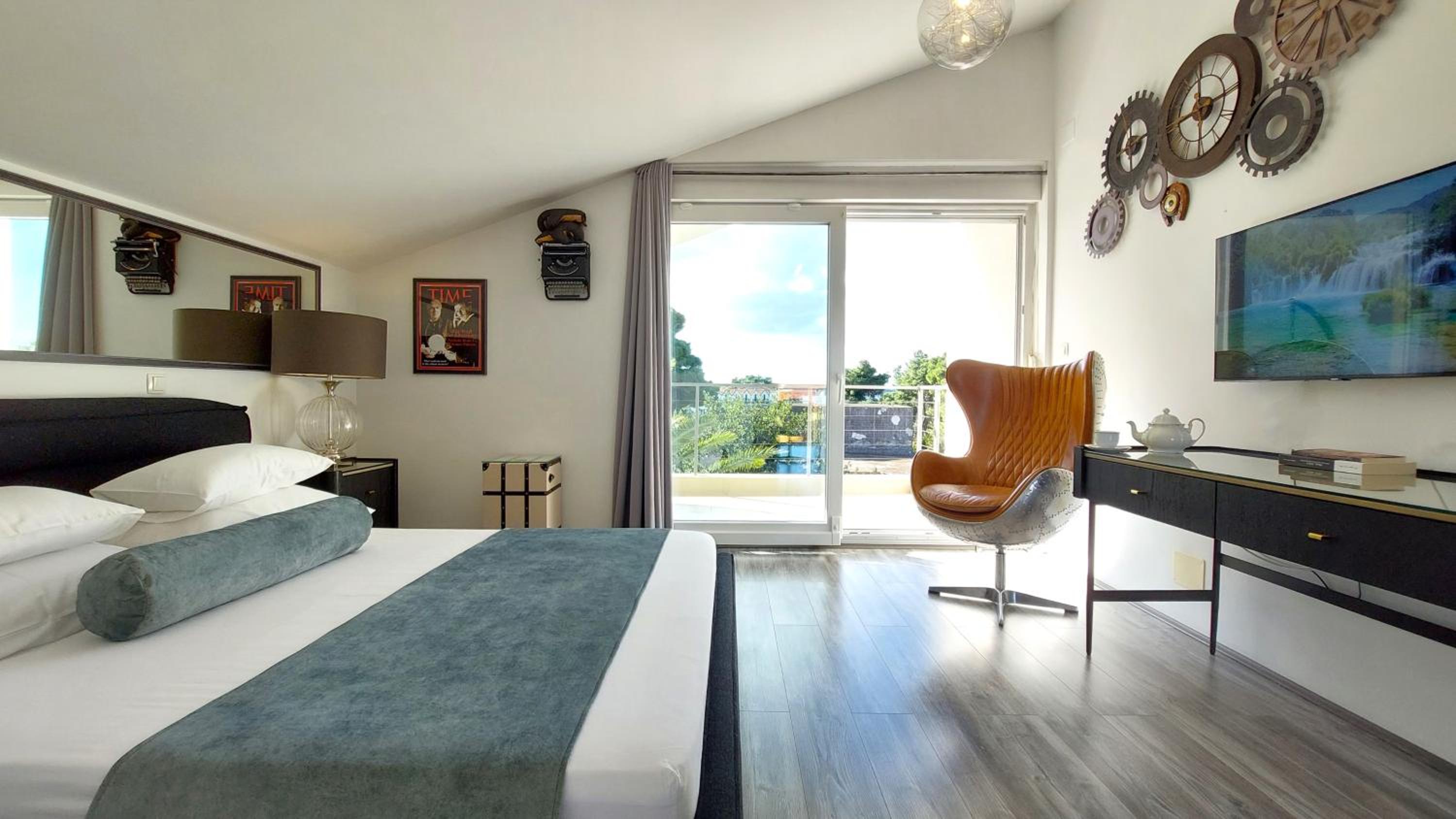 Deluxe Double Room with Side Sea View