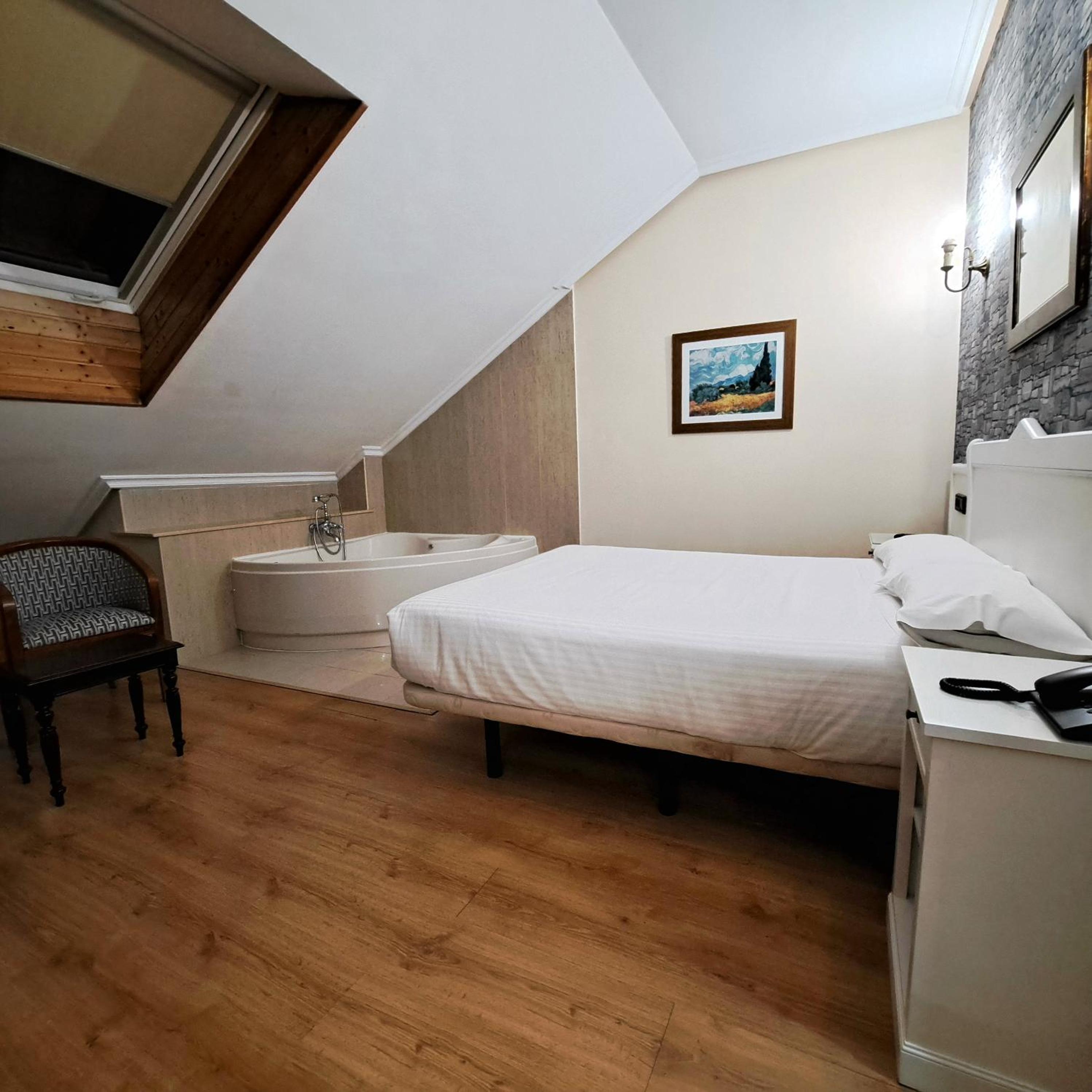 Double Room with Spa Bath - Attic - Photo 3
