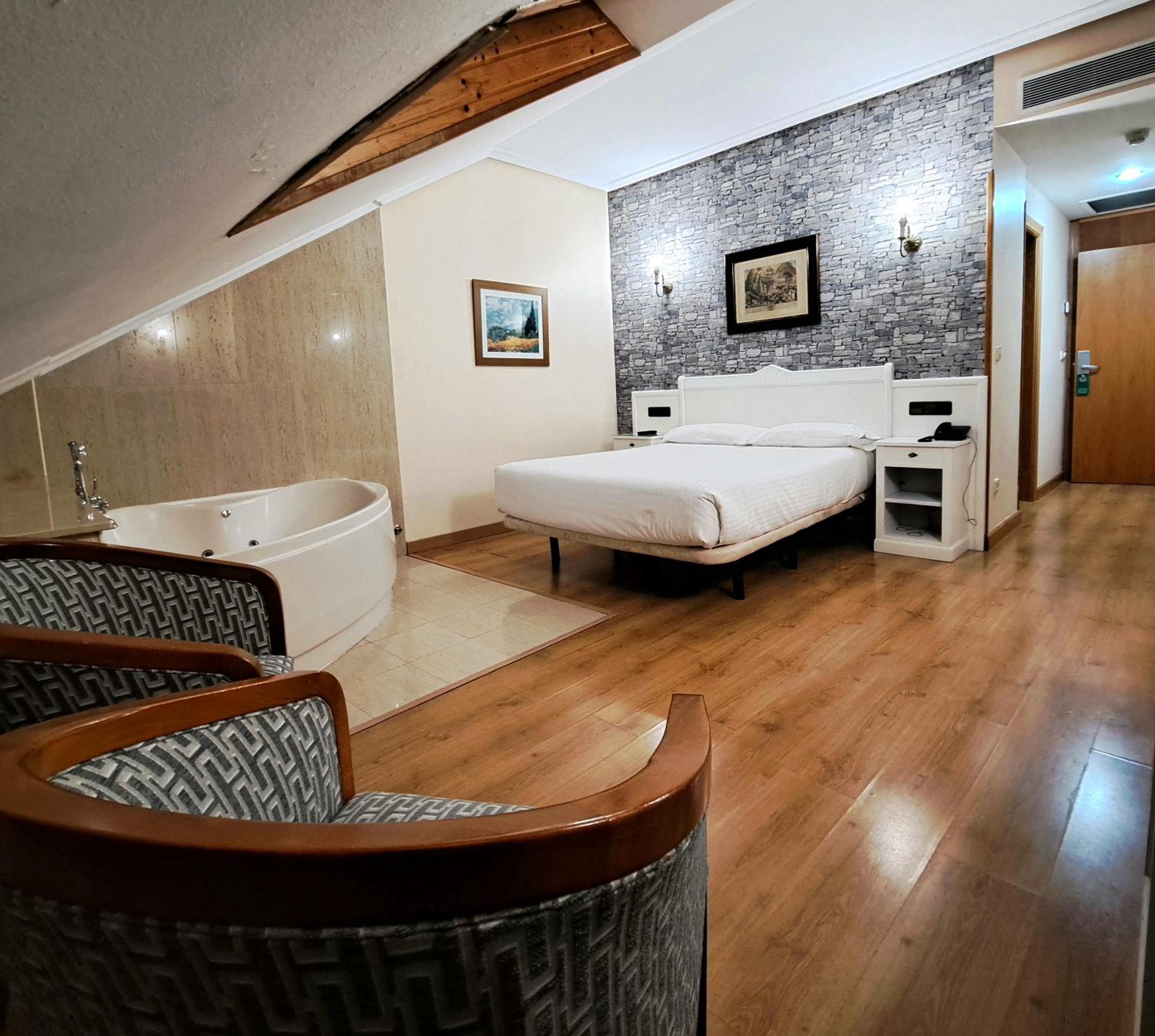 Double Room with Spa Bath - Attic - Photo 2