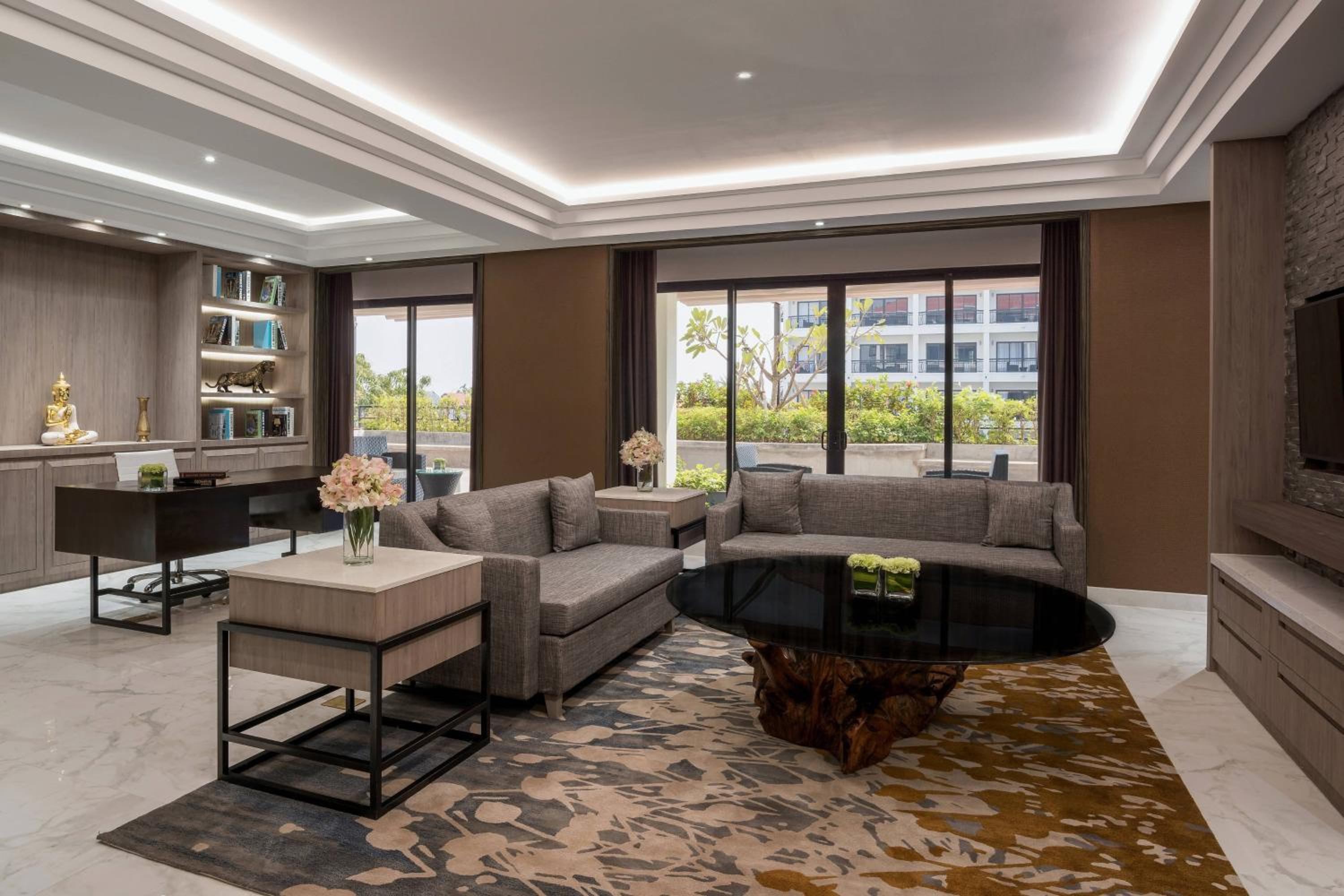 One-Bedroom Presidential King Suite with Pool View photo 1