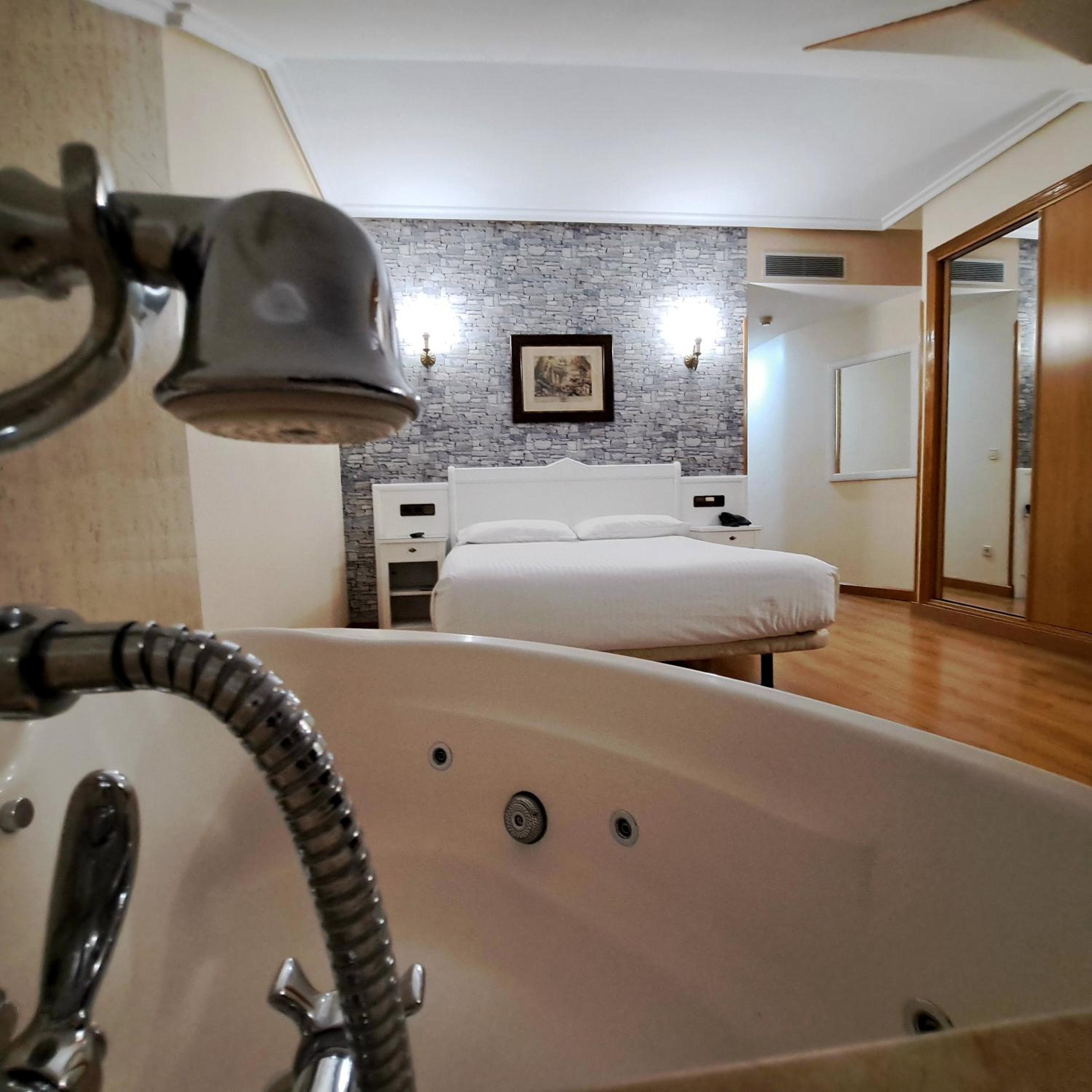 Double Room with Spa Bath - Attic - Photo 1