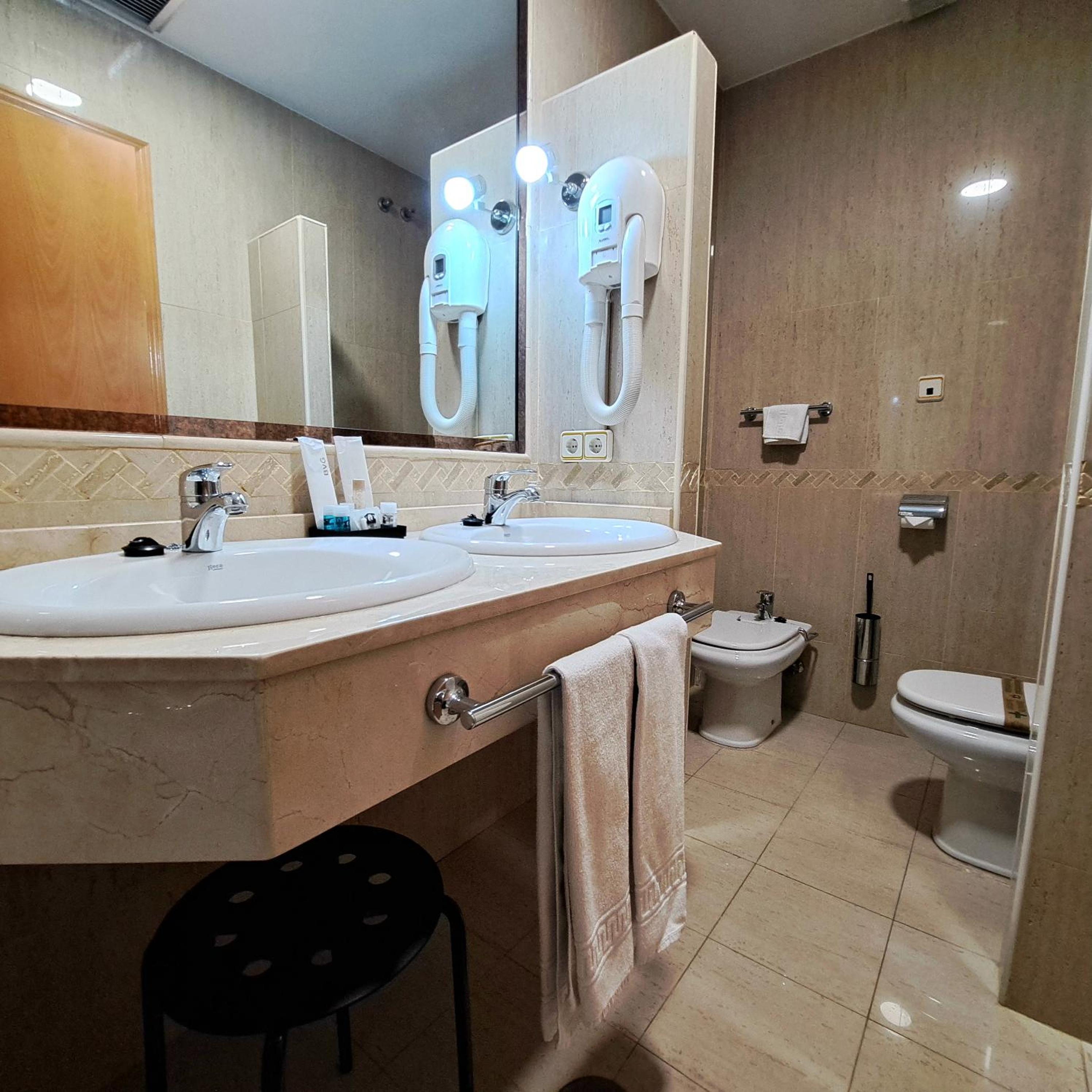 Deluxe Suite with Spa Bath - Photo 8