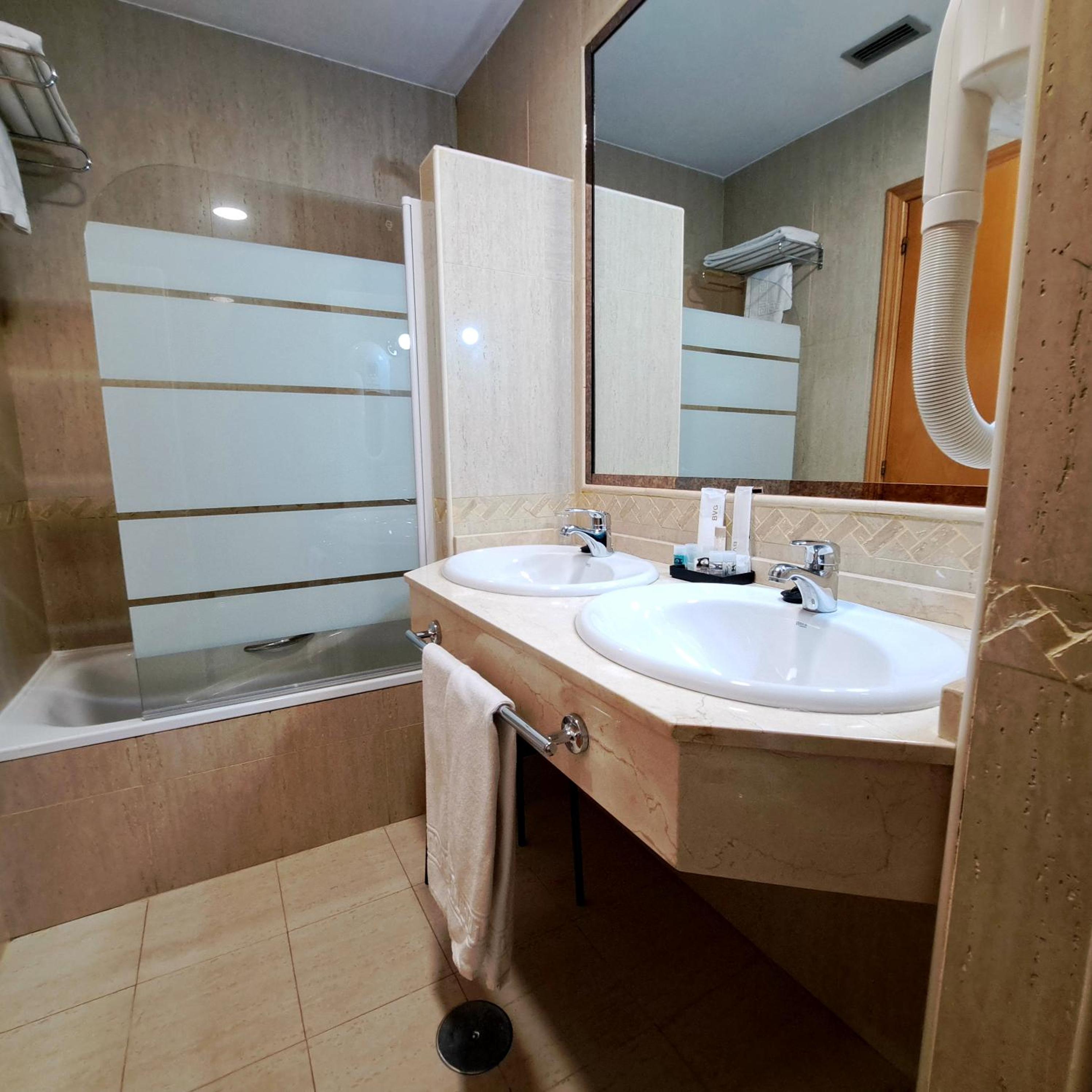 Deluxe Suite with Spa Bath - Photo 7