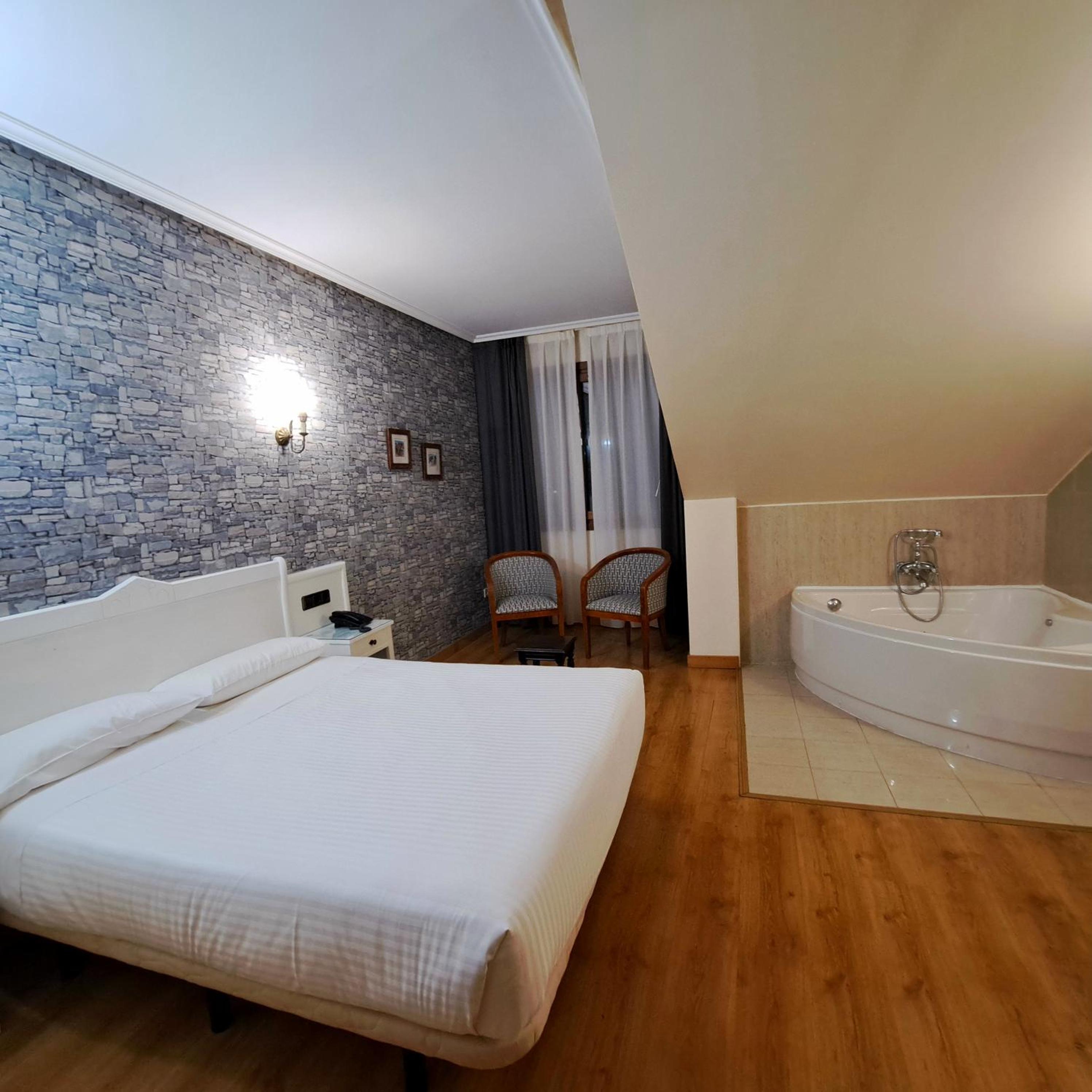 Deluxe Suite with Spa Bath - Photo 1