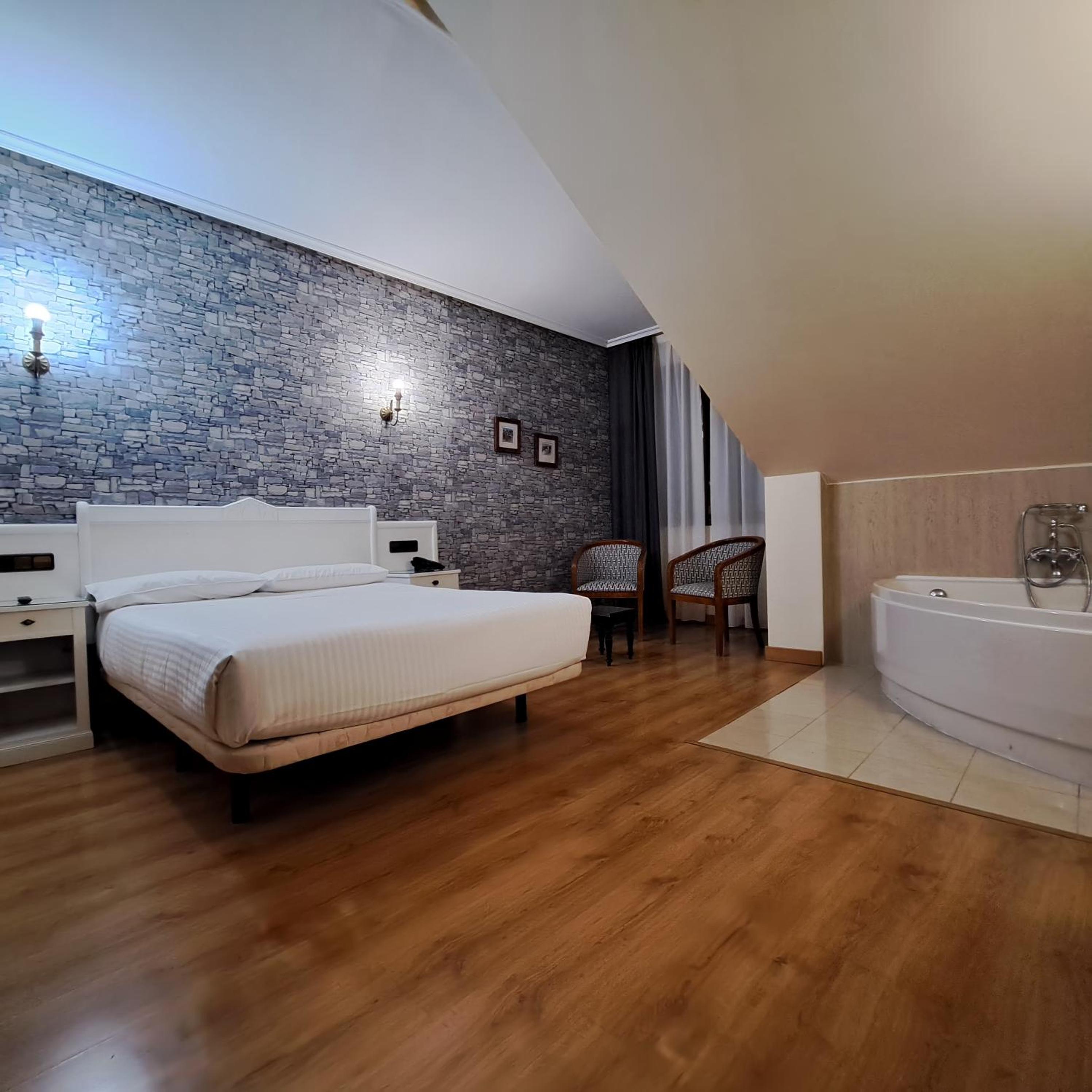 Deluxe Suite with Spa Bath - Photo 11