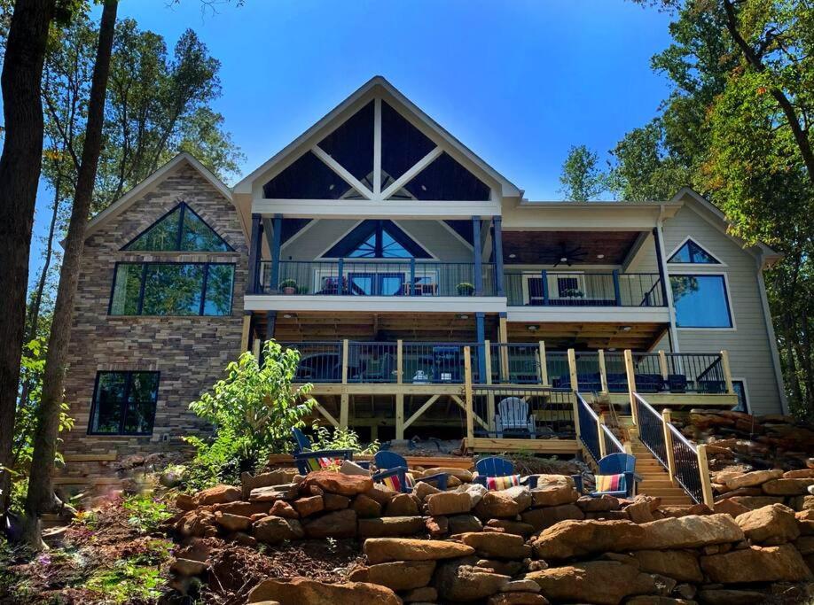 Five-Bedroom House photo 2