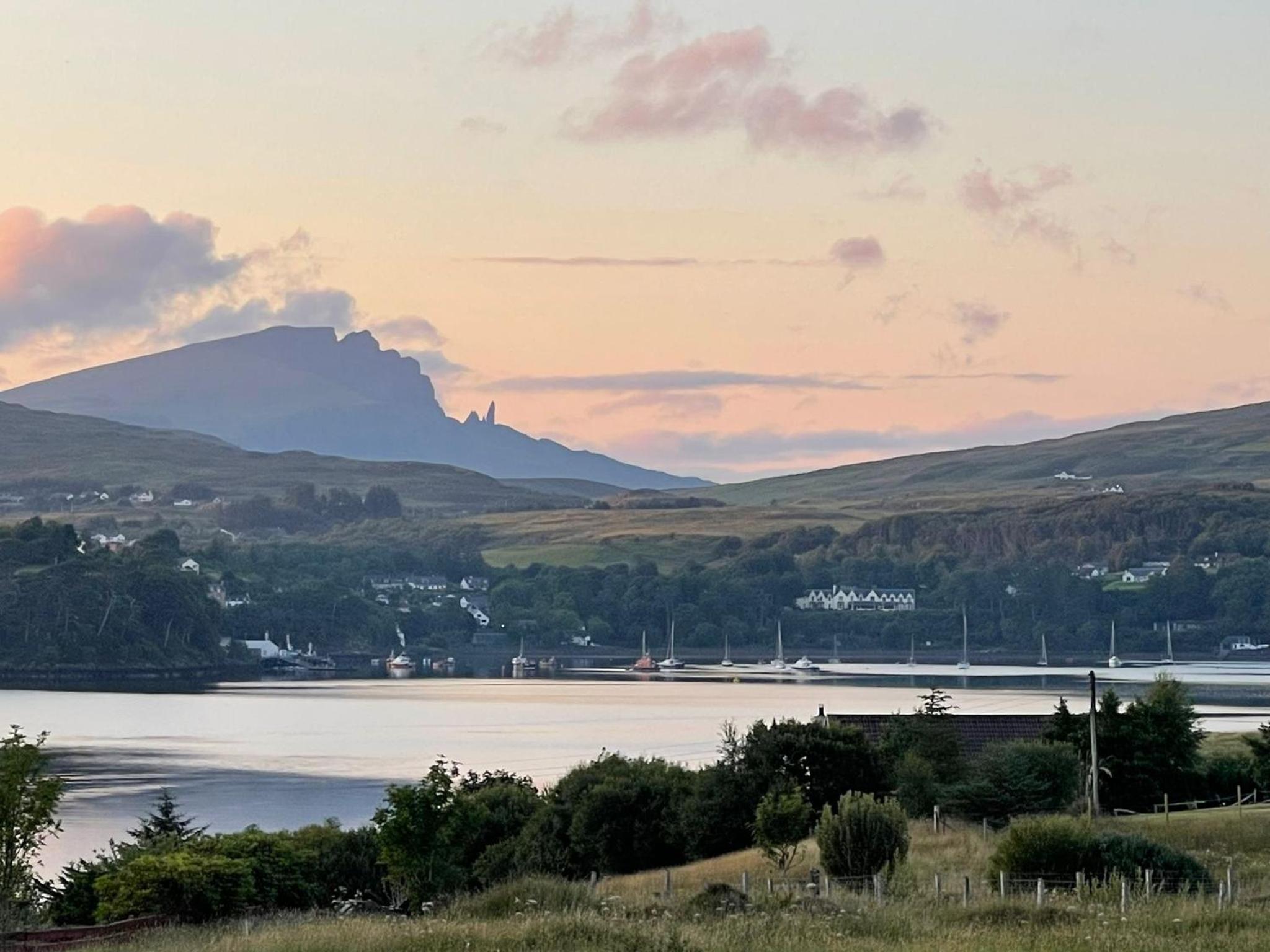 Caravan Storr photo 2