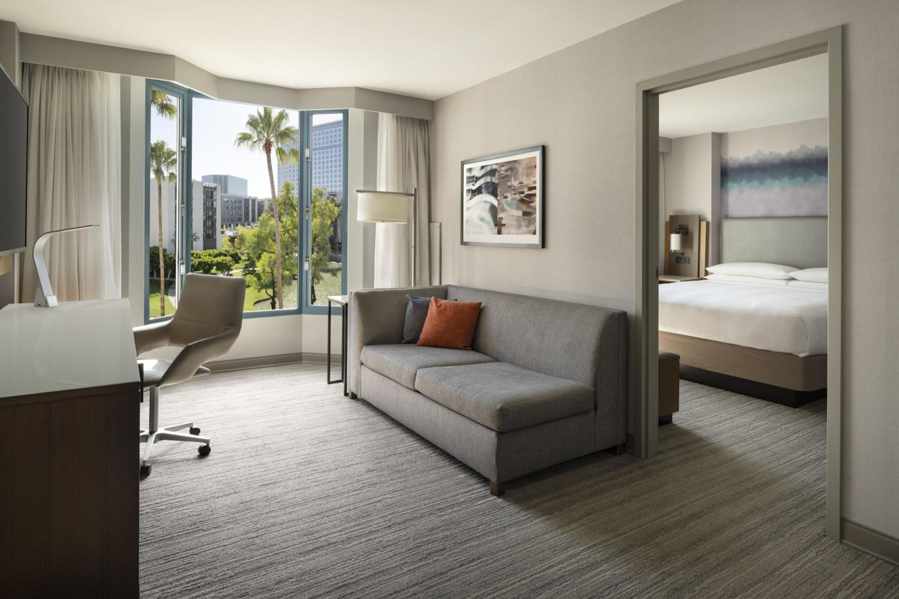 One-Bedroom King Suite with Sofa Bed photo 3