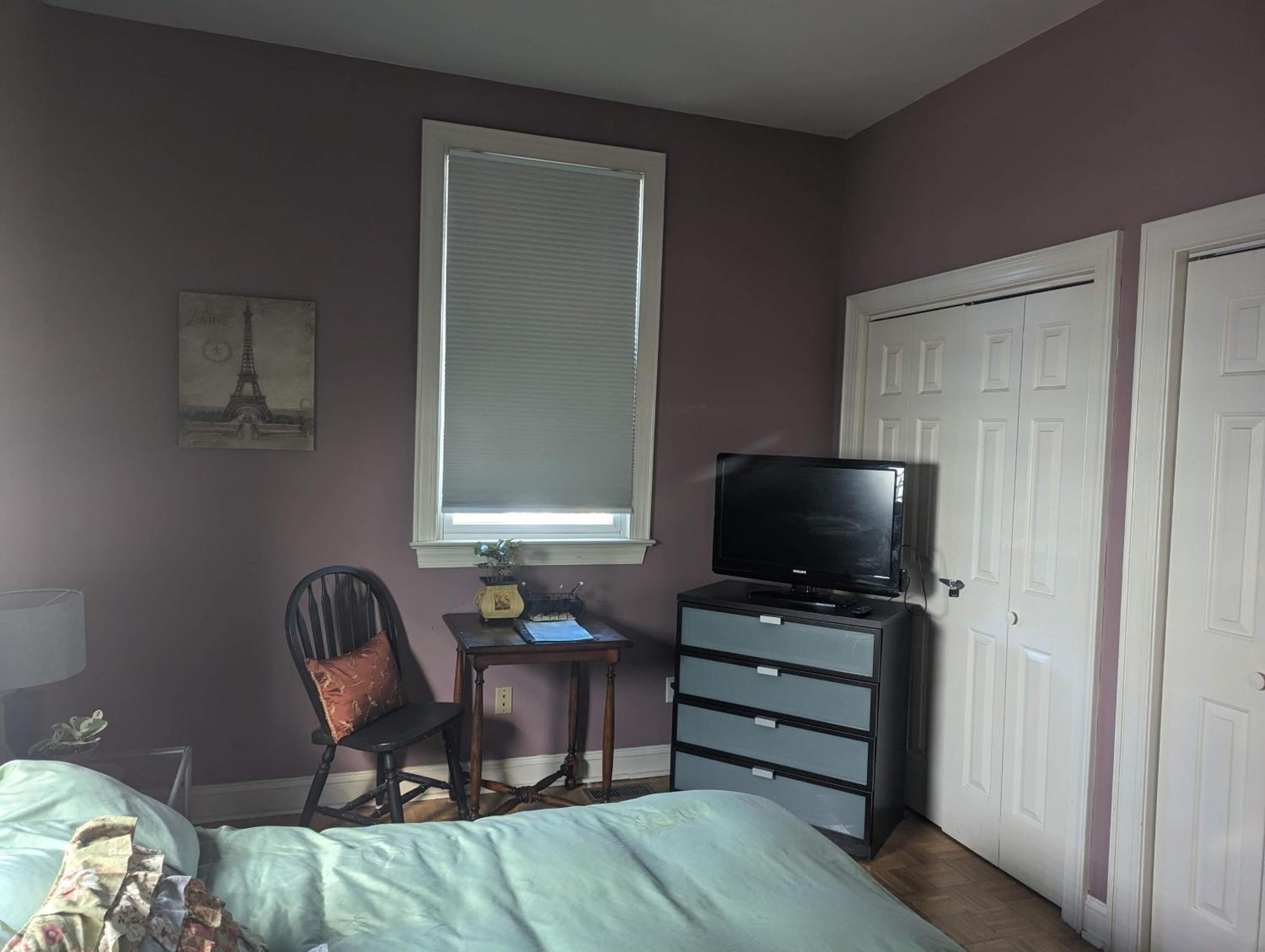 Queen Room with Shared Bathroom photo 2