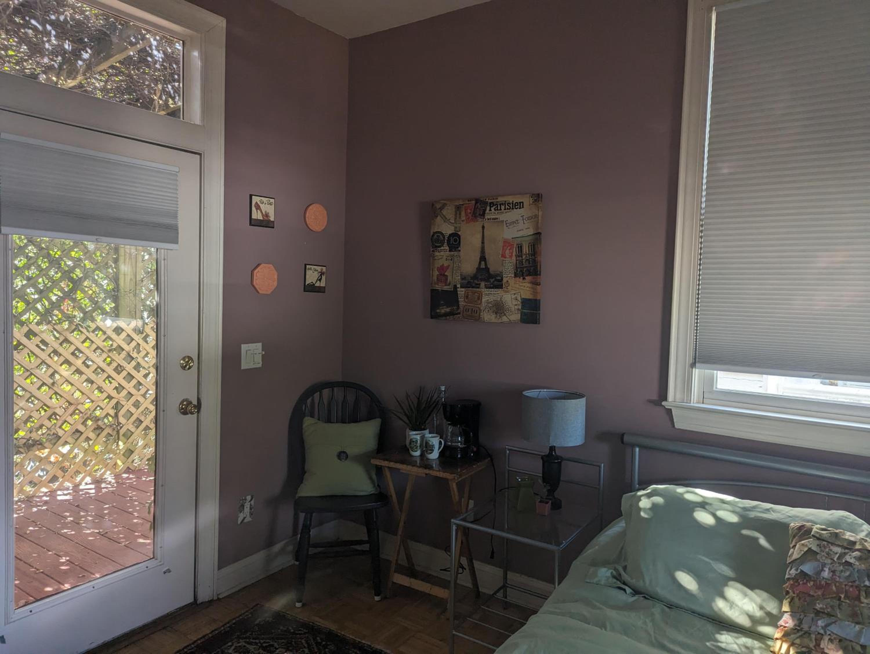 Queen Room with Shared Bathroom photo 3