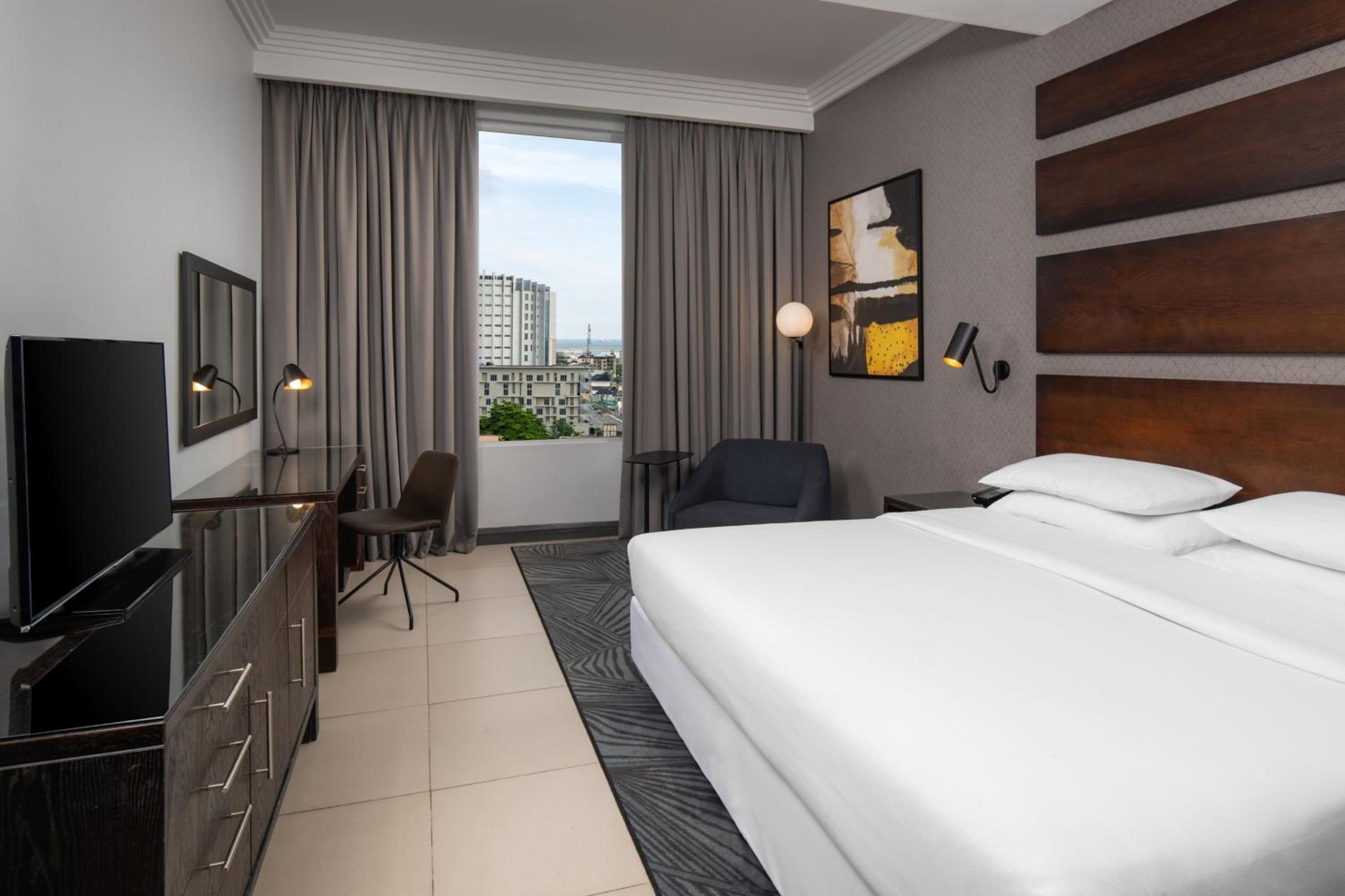 One-Bedroom Diplomatic Suite - Executive Lounge Access photo 2