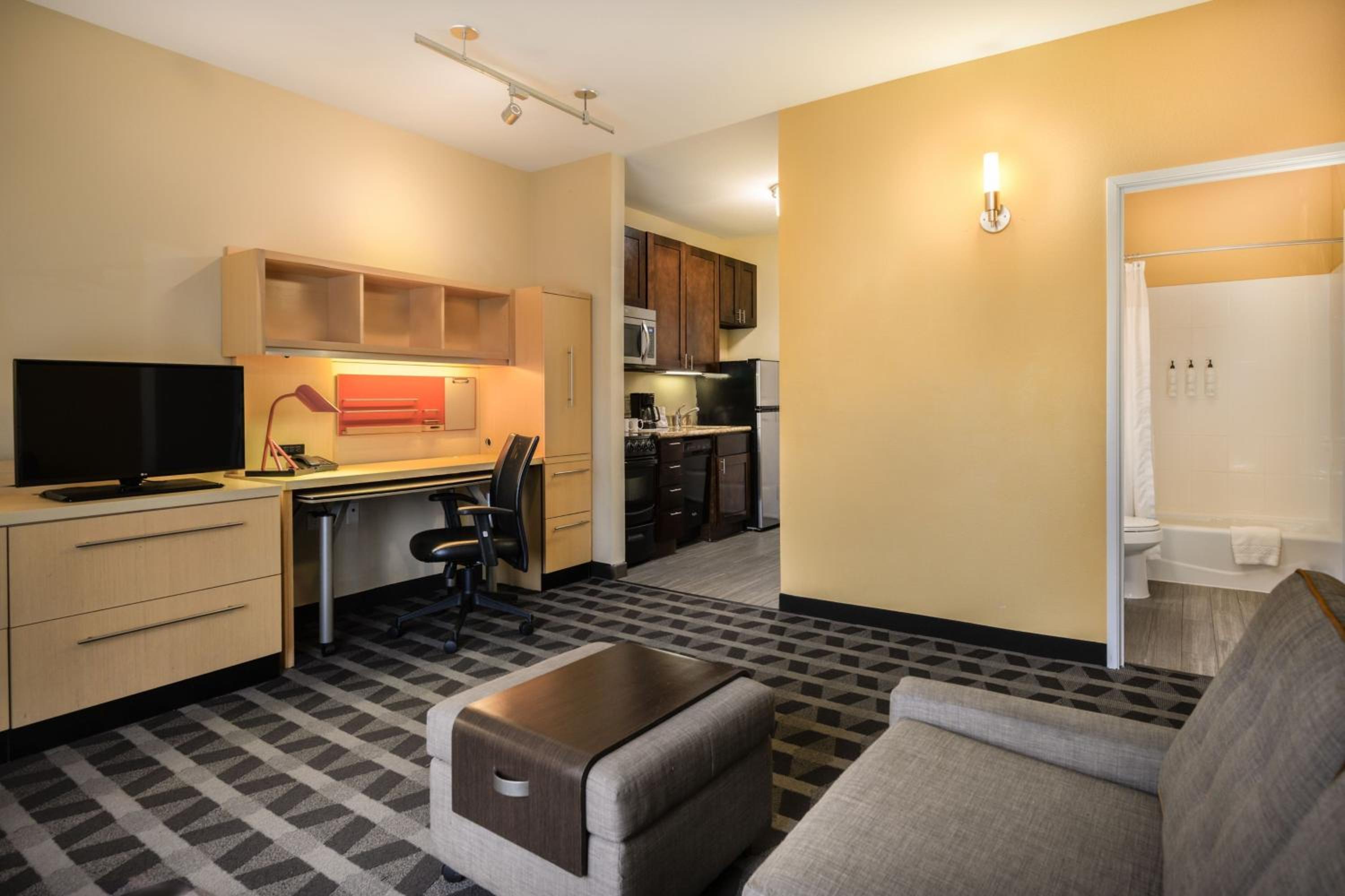 One-Bedroom Queen Suite with Sofa Bed and Adapted Tub - Mobility and Hearing Accessible photo 1