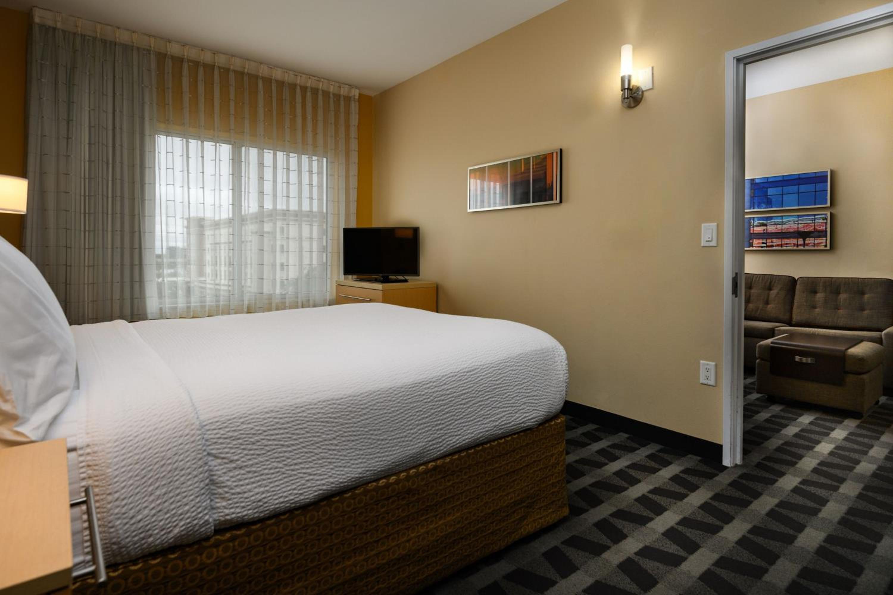 Two-Bedroom Suite with Adapted Tub - Mobility and Hearing Accessible photo 3