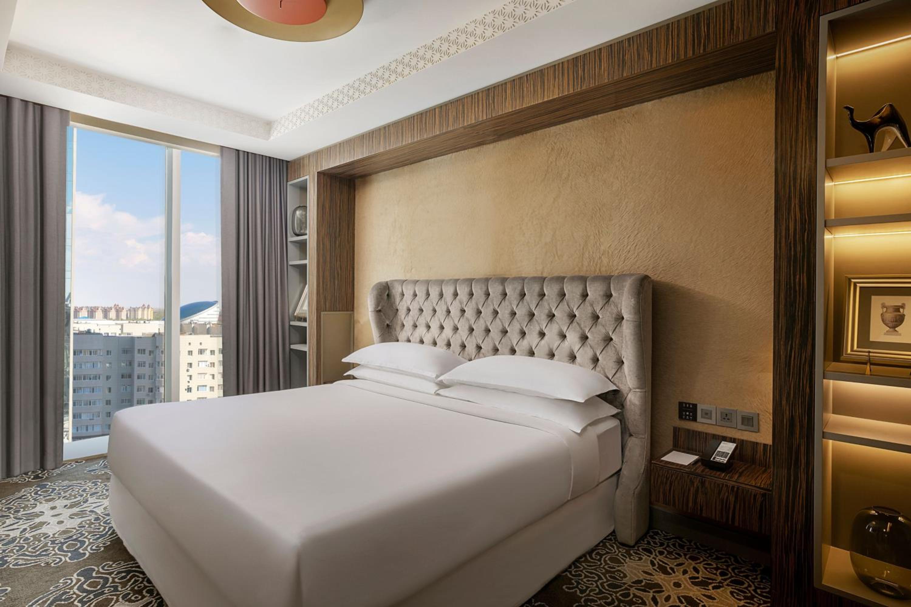 Premium King Suite with lounge access, Courtyard view
