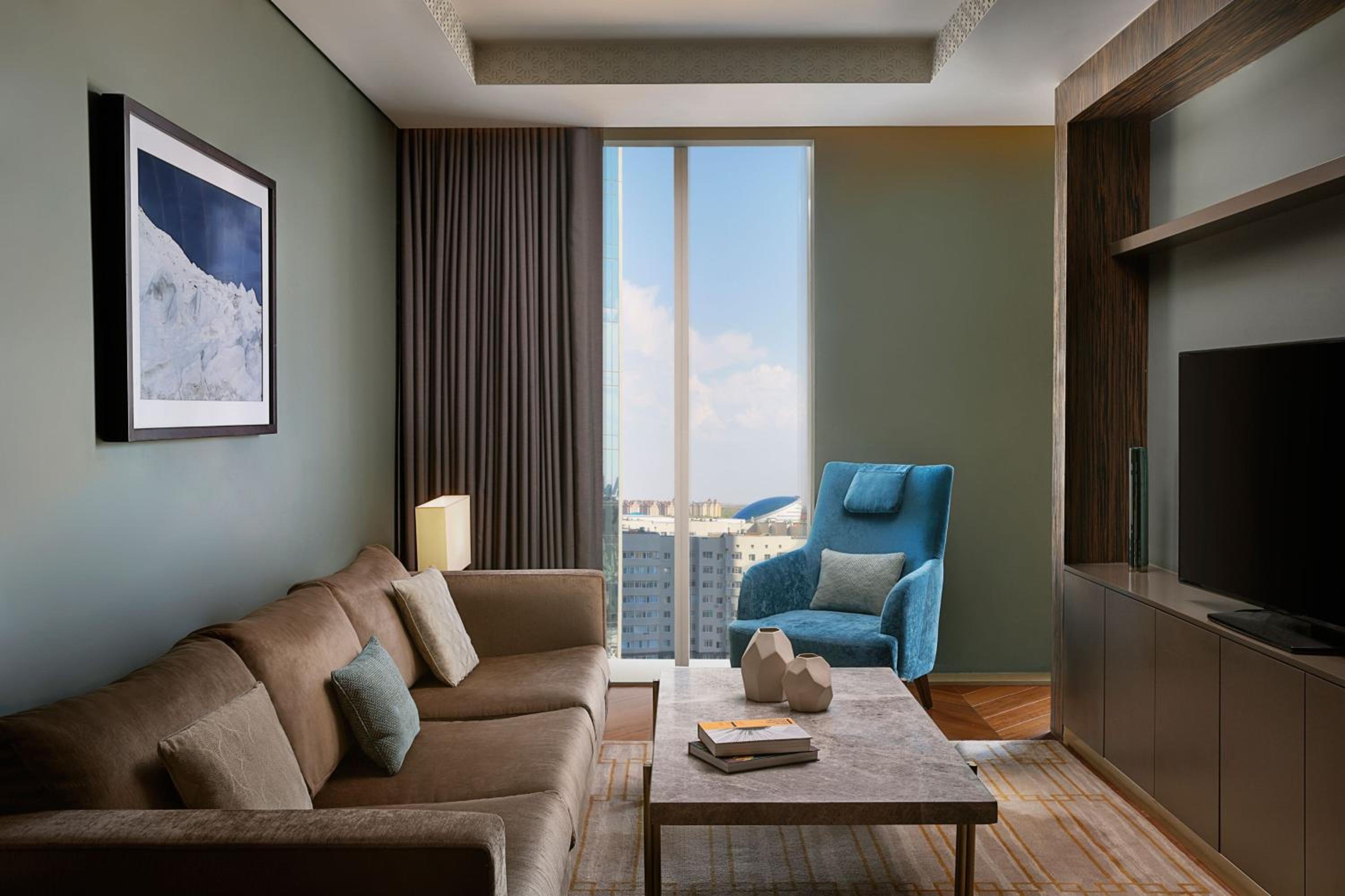 Executive King Suite with lounge access, Courtyard view