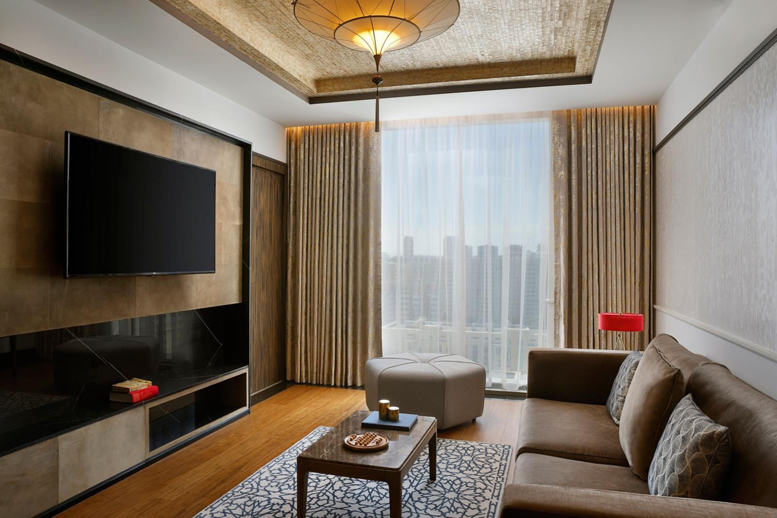 Presidential King Suite with lounge access, City view