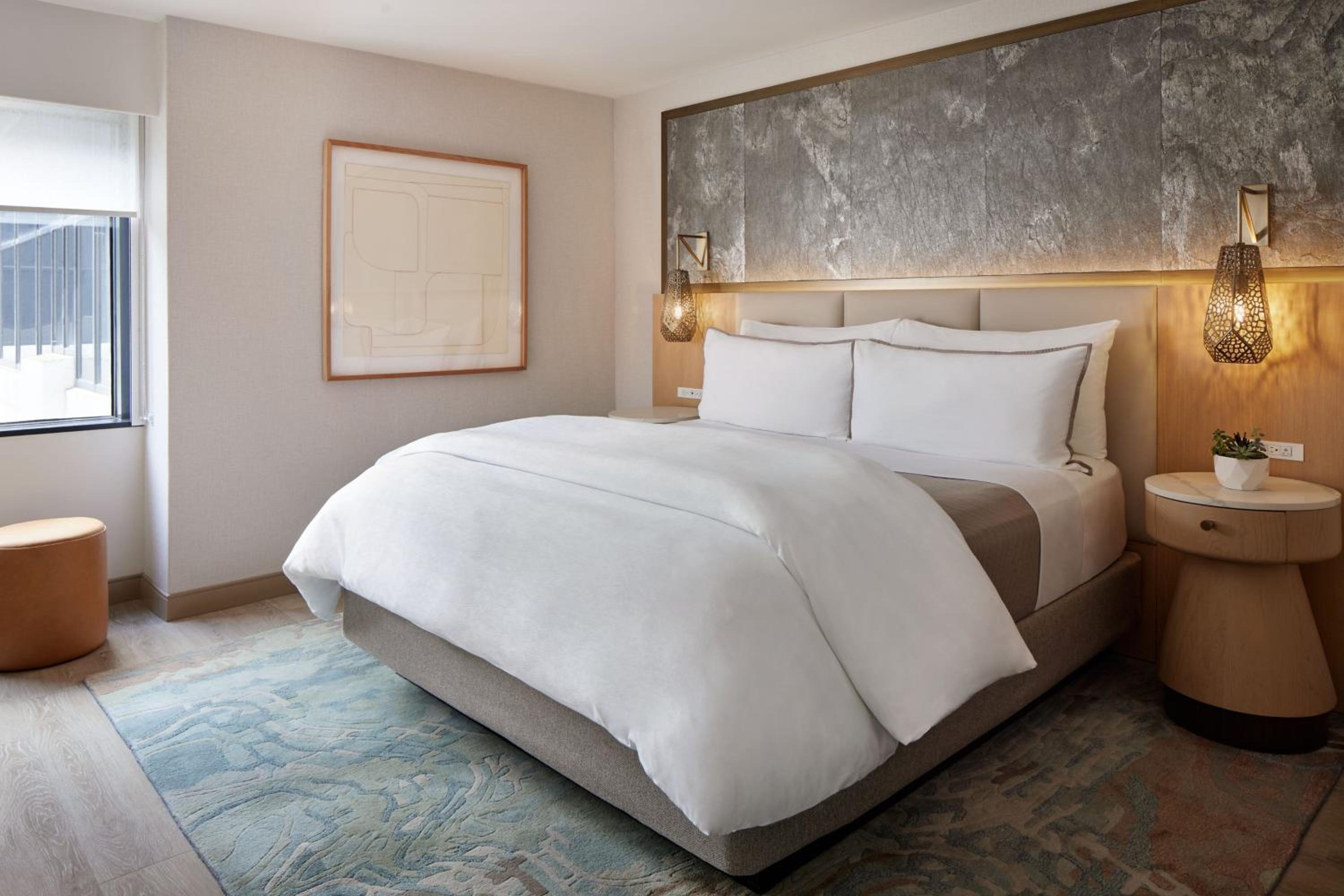 Superior One-Bedroom King Suite with Sofa Bed - Photo 4