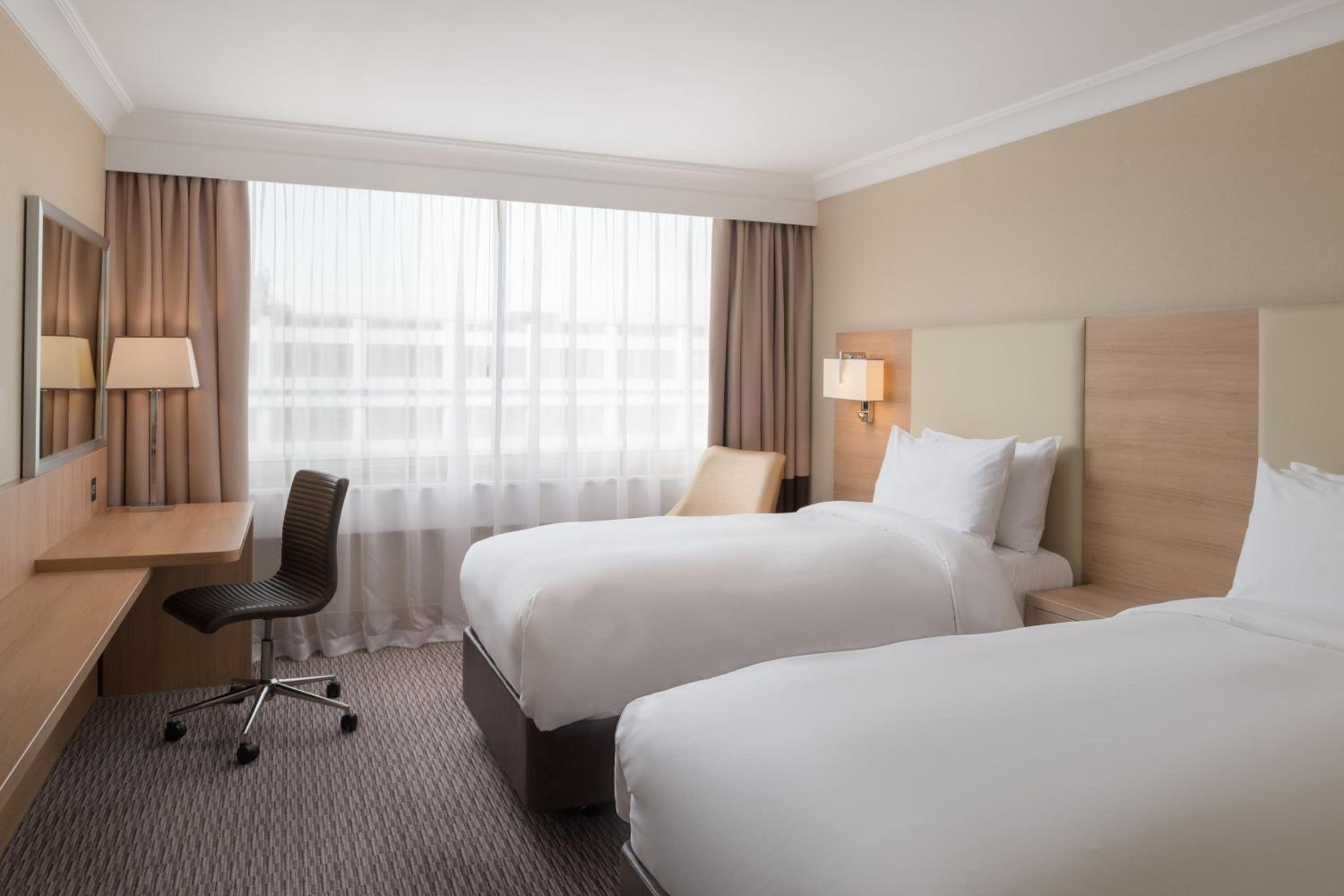 Standard Twin Room - Photo 4