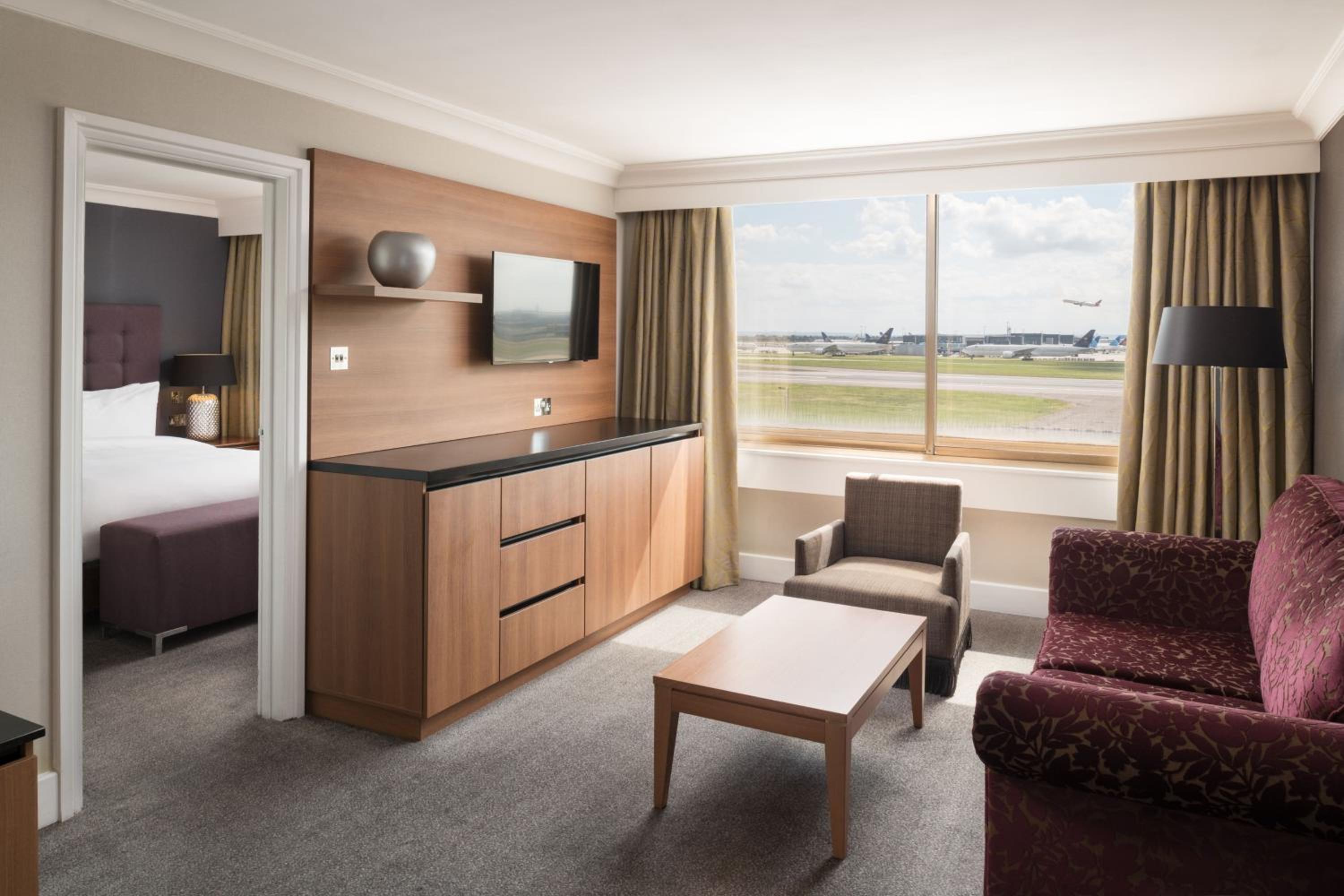 Executive Runway view suite photo 3