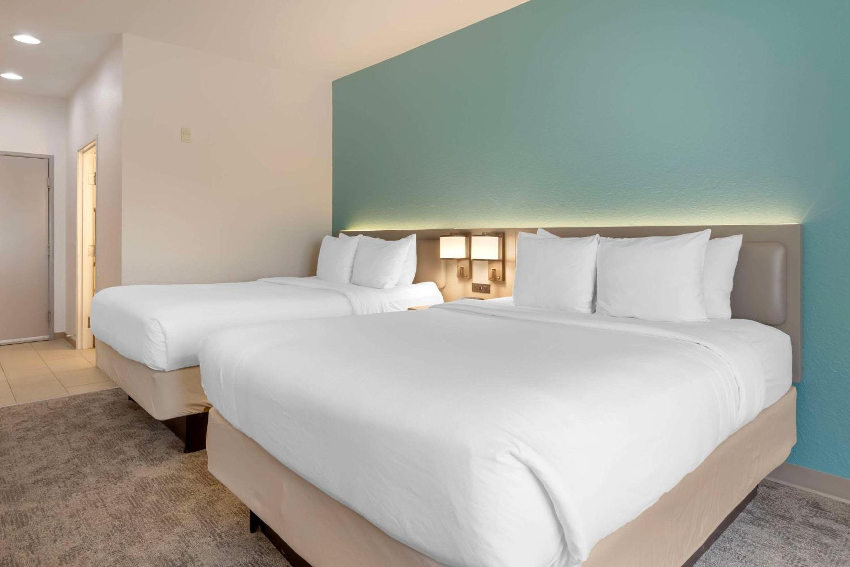 Queen Room with Two Queen Beds - Photo 8