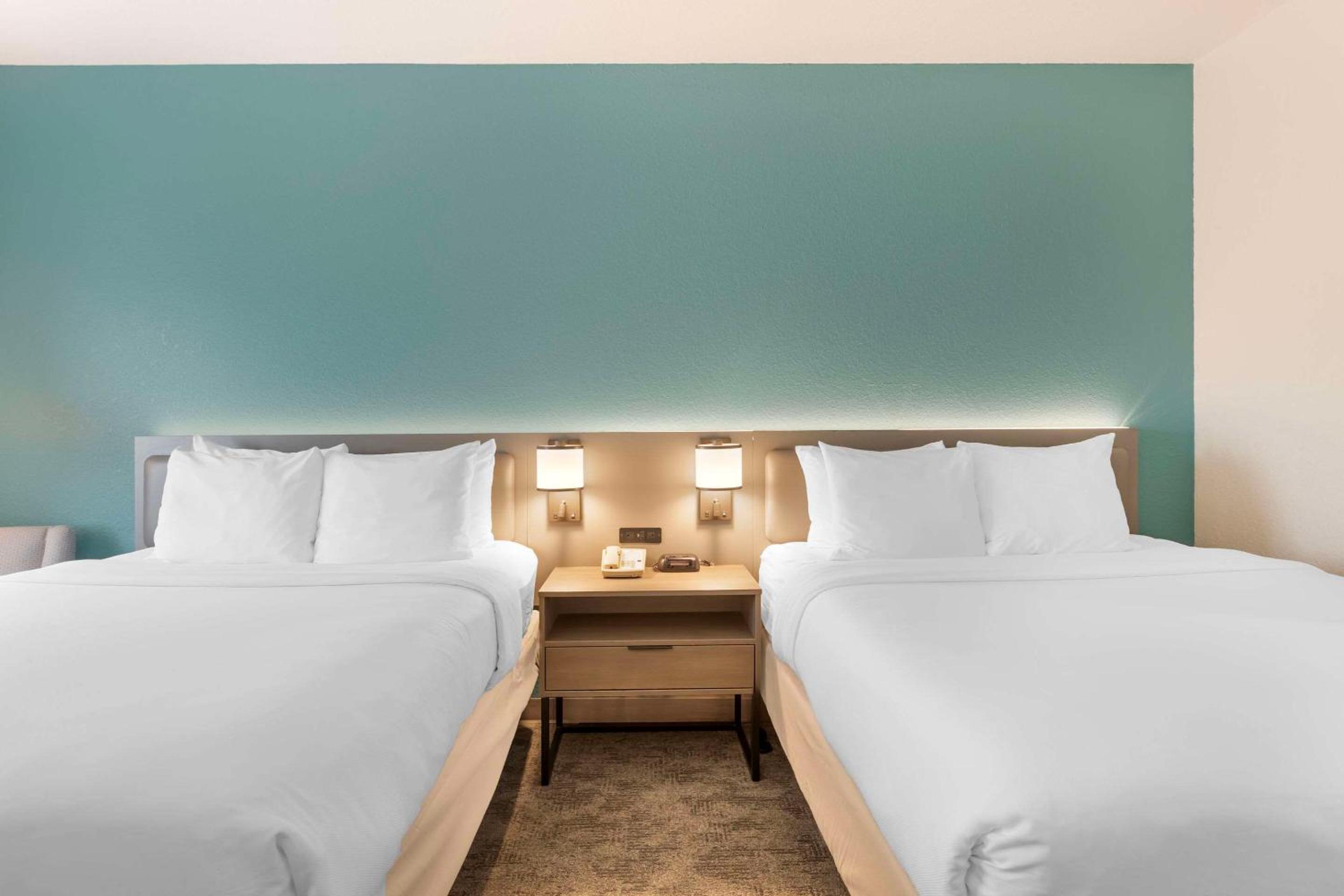 Queen Room with Two Queen Beds and Roll-In Shower - Accessible/Non-Smoking - Photo 2