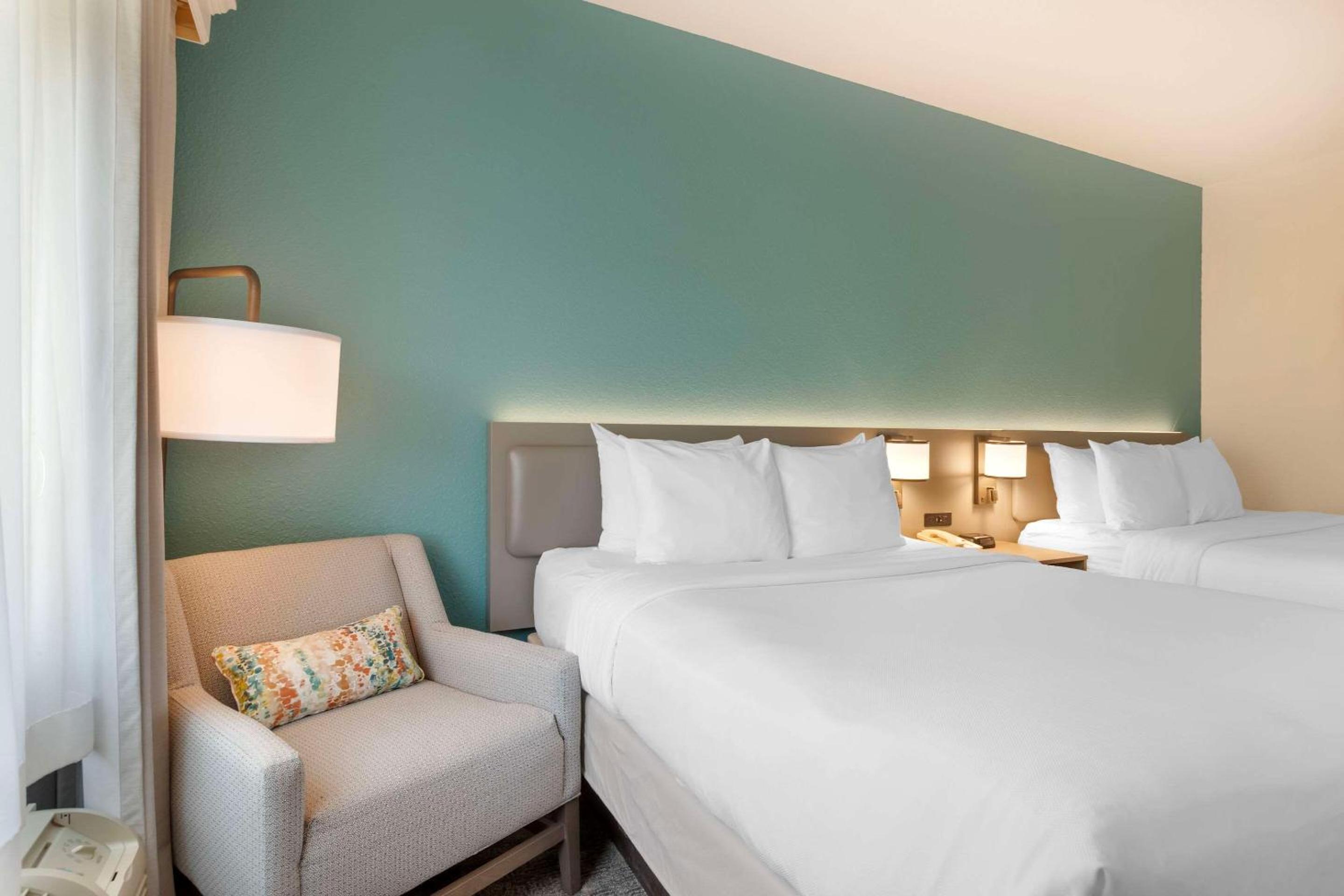 Queen Room with Two Queen Beds and Roll-In Shower - Accessible/Non-Smoking - Photo 3