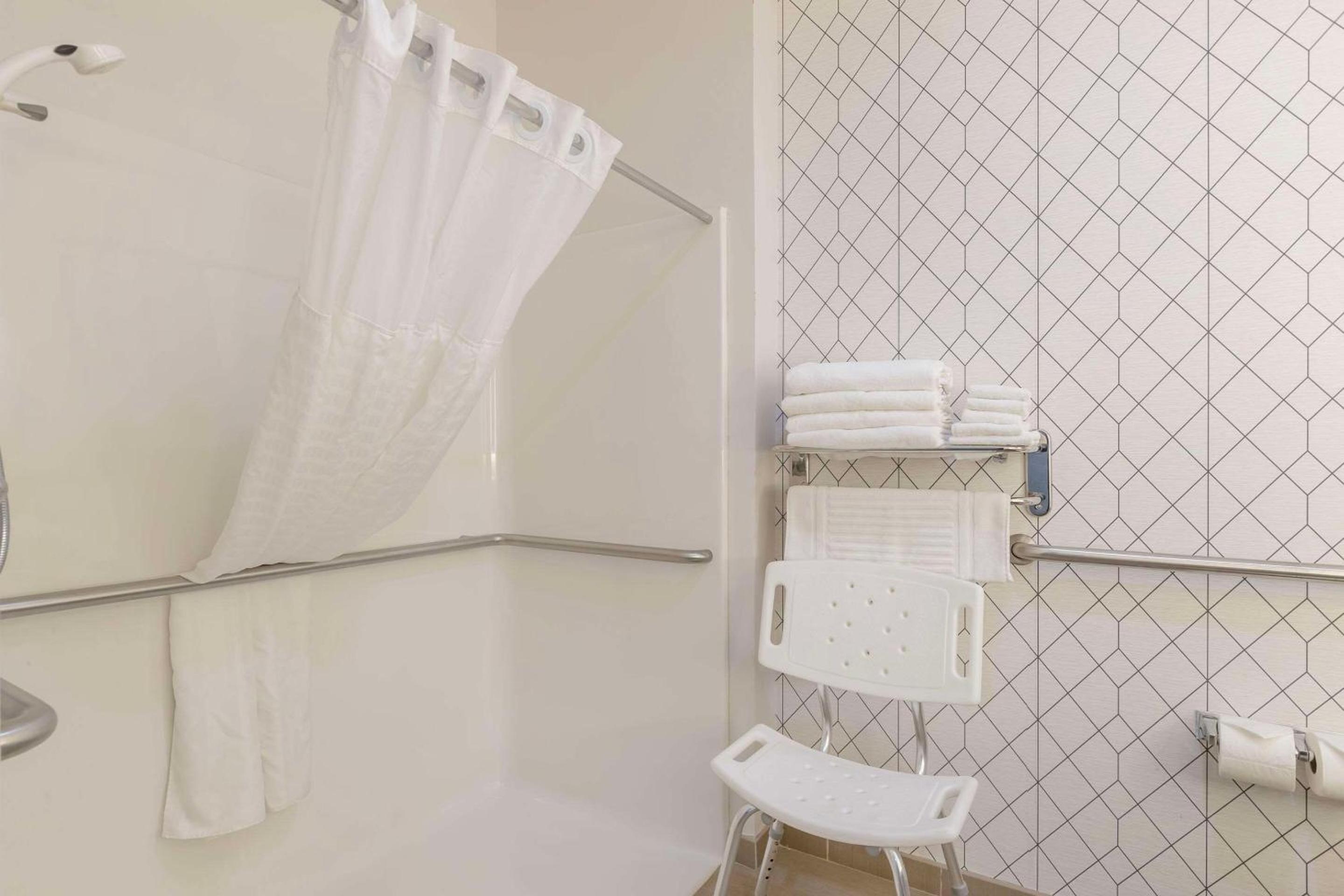 Queen Room with Two Queen Beds and Roll-In Shower - Accessible/Non-Smoking - Photo 5