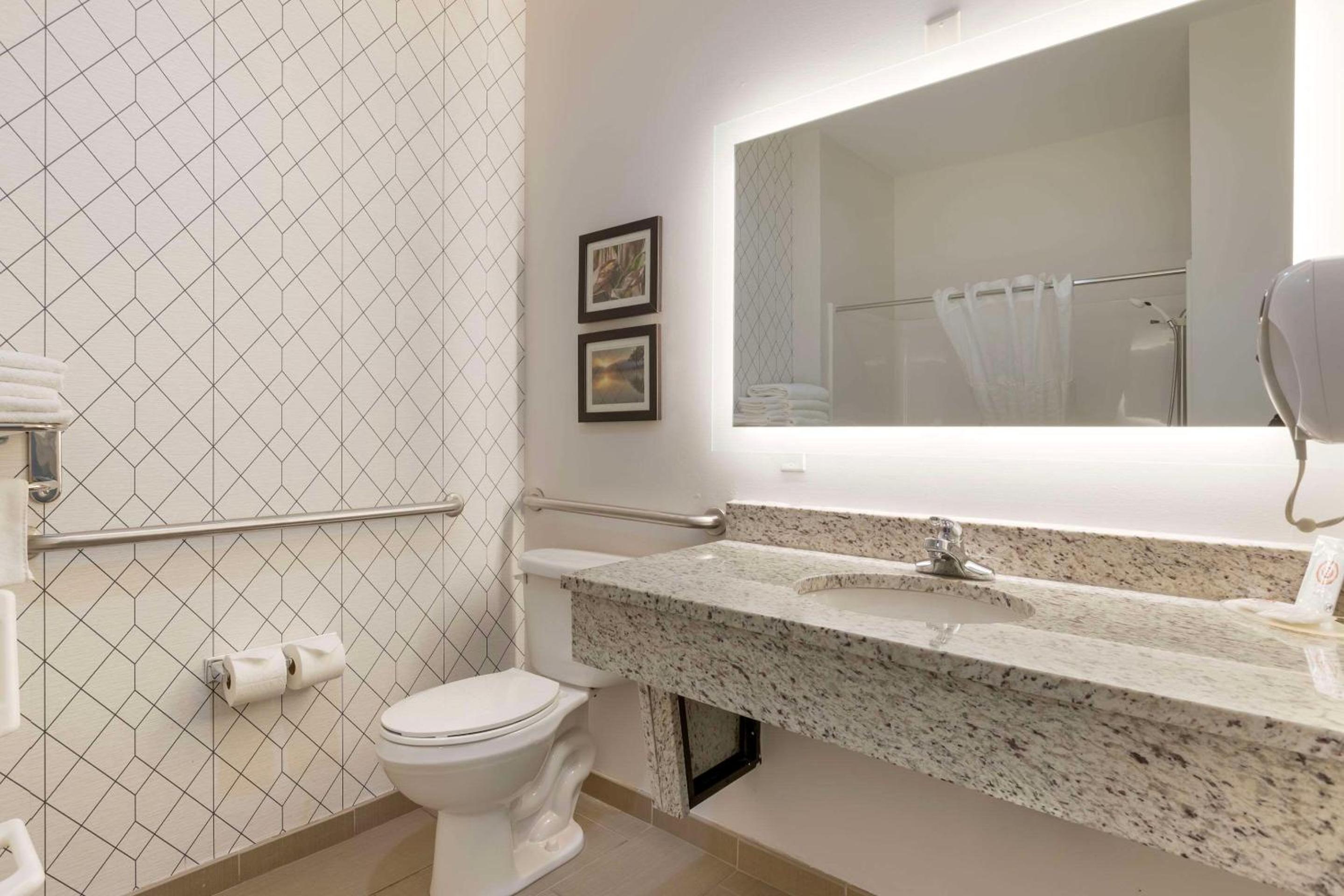 Queen Room with Two Queen Beds and Roll-In Shower - Accessible/Non-Smoking - Photo 4