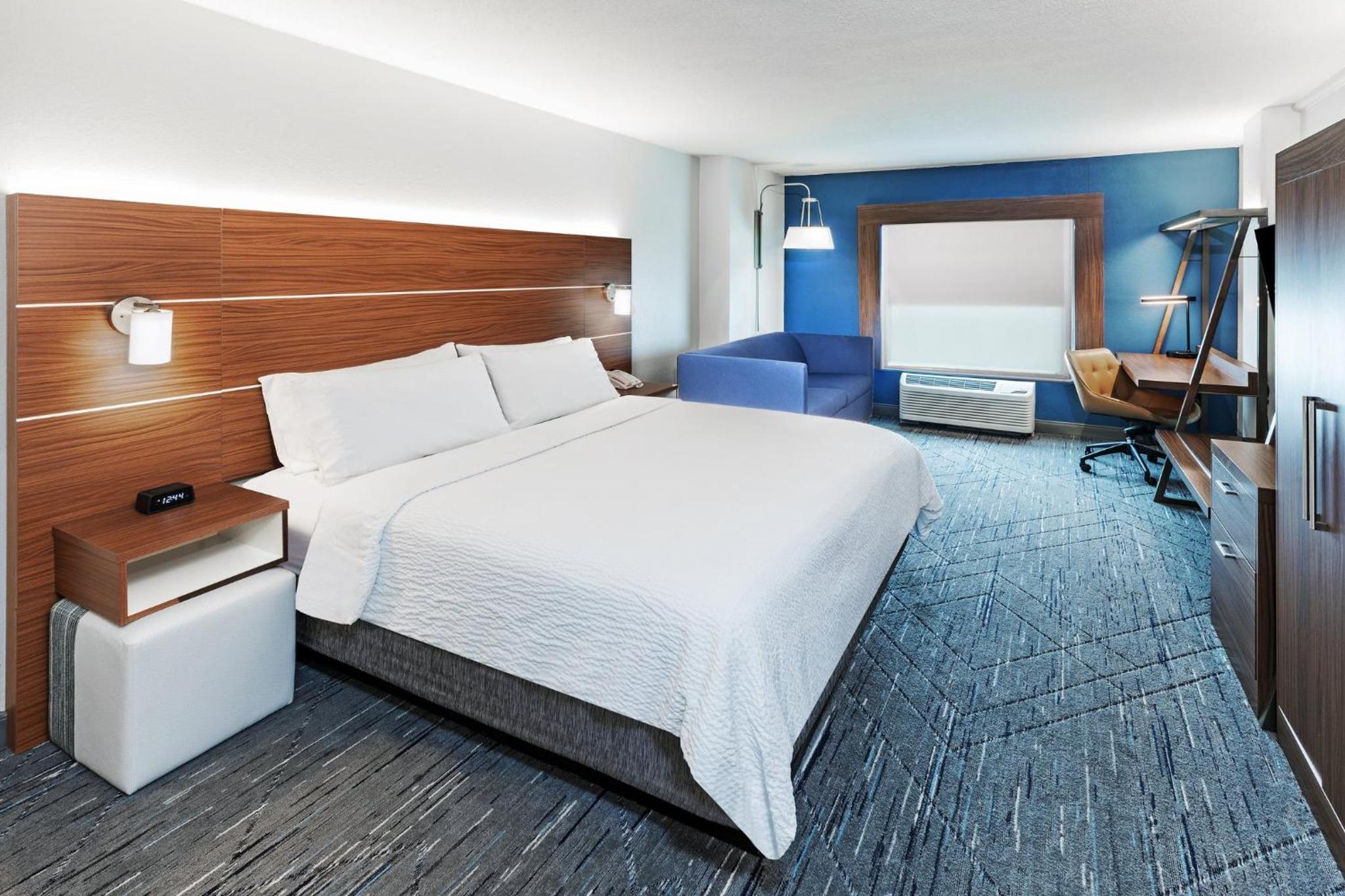 Standard King Room with Sofa Bed - Photo 3
