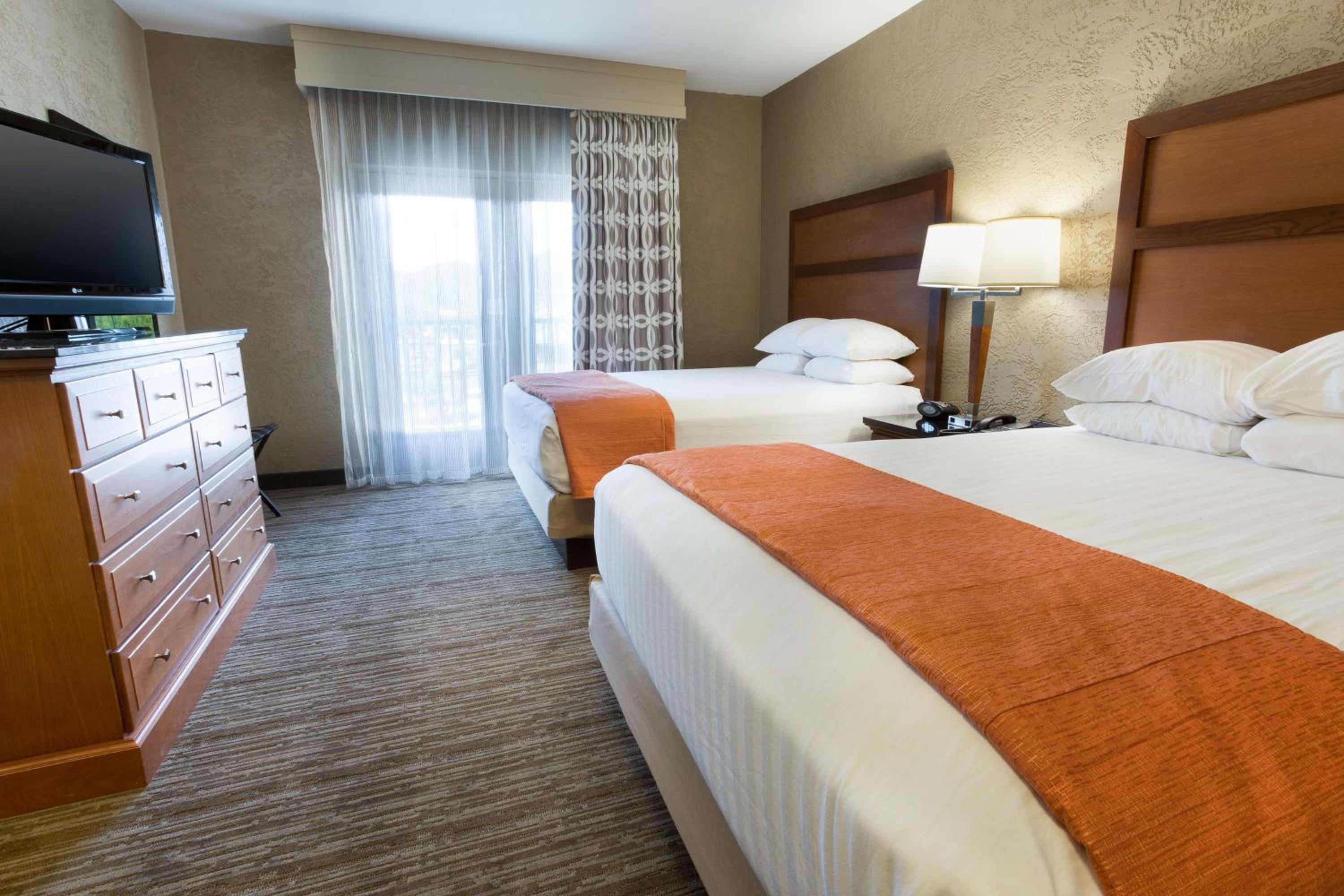 Queen Suite with Two Queen Beds and Terrace – High Floor - Photo 1