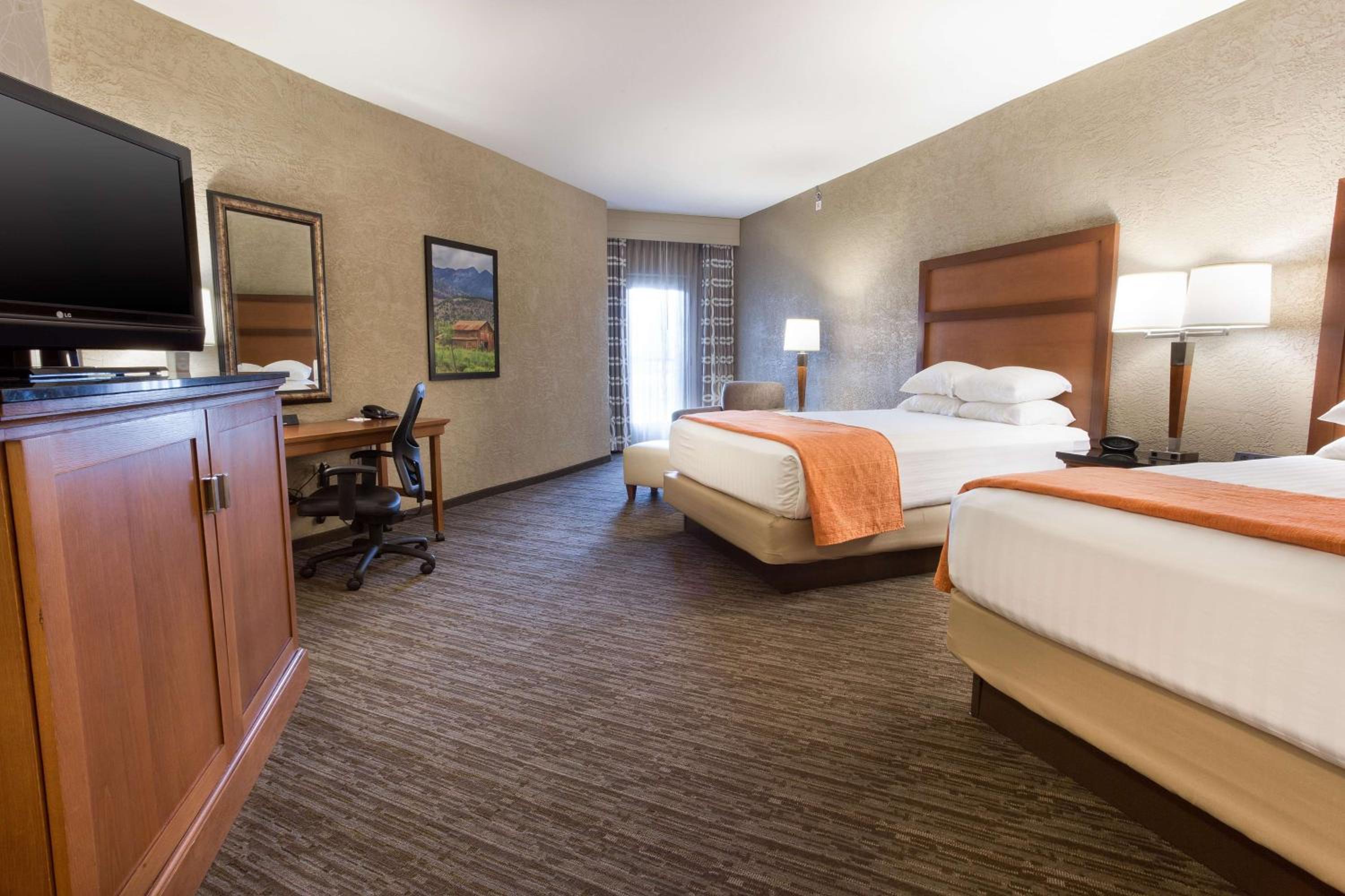 Queen Room with Two Queen Beds - Photo 2