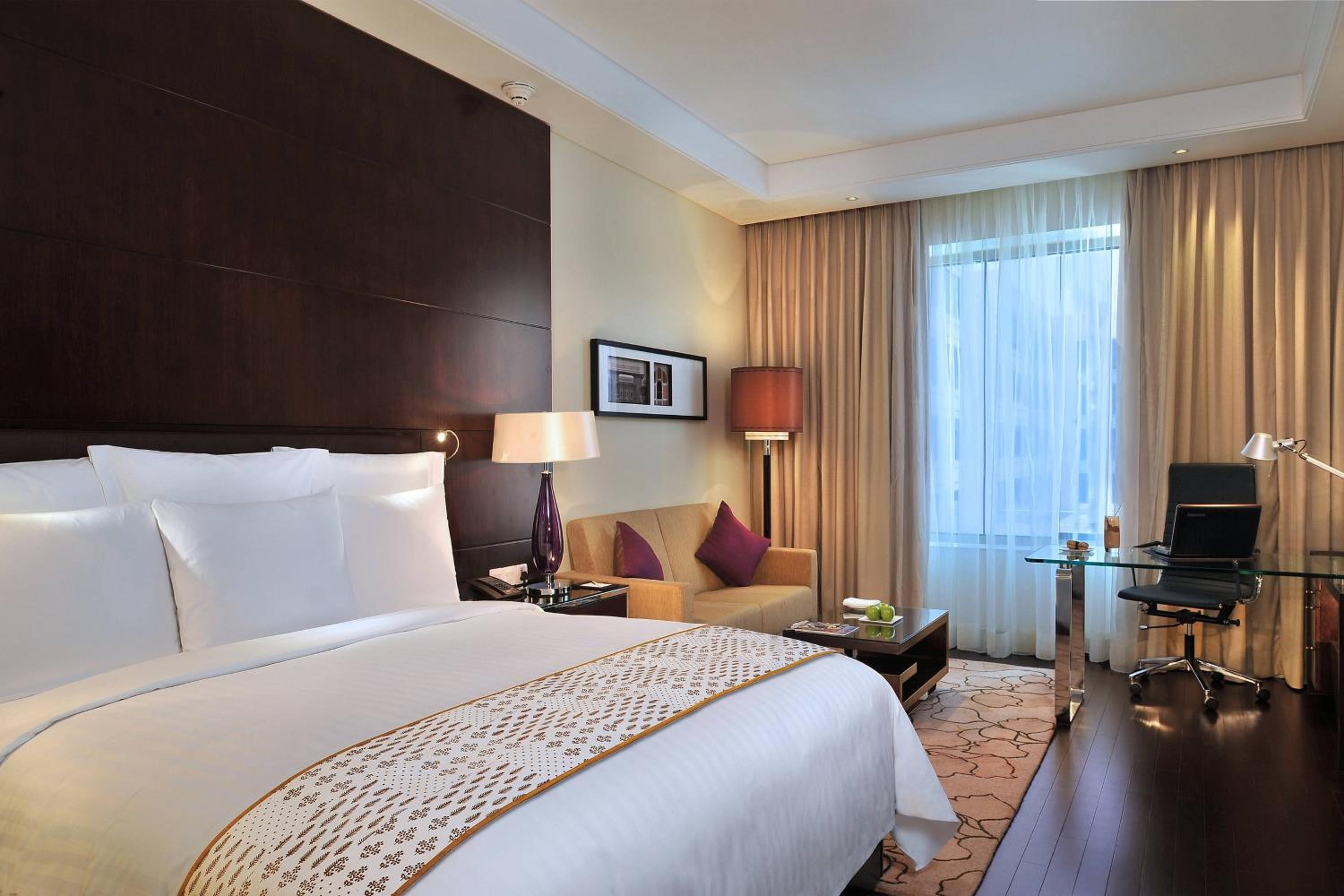 Executive King with Bath Tub, Cocktail Hours at Lounge18 with IMFL liquor(6PM - 8PM), INR 1000 Credit per stay on spa, food, soft beverages (non-cumulative), B1G1 on selected beer brands during 4PM-6PM at Lounge18, Happy hrs at Jaipur Baking Company 7-9PM photo 2