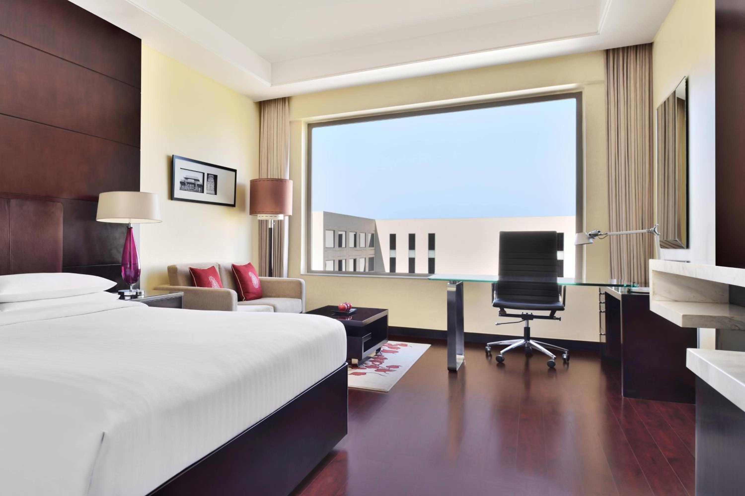 Deluxe King with Bath Tub, INR 1000 hotel Credit per stay on spa, food and soft beverages (non-cumulative), B1G1 on selected beer brands during 4PM-6PM at Lounge18, Happy hours at Jaipur Baking Company during 7PM-9PM - Photo 4