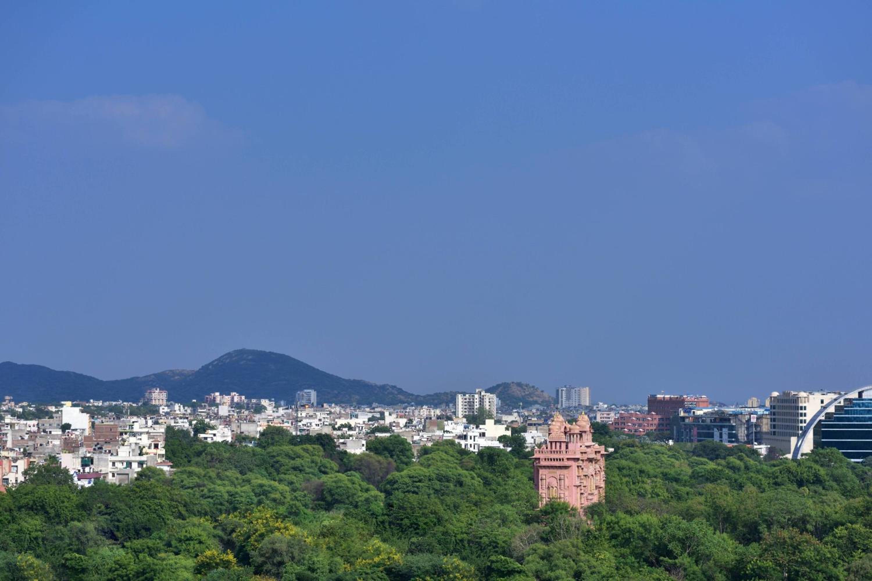  Deluxe King with Bath Tub, City View, INR 1000 hotel Credit per stay on spa, food and soft beverages (non-cumulative), B1G1 on selected beer brands during 4PM-6PM at Lounge18, Happy hours at Jaipur Baking Company during 7PM-9PM - Photo 4