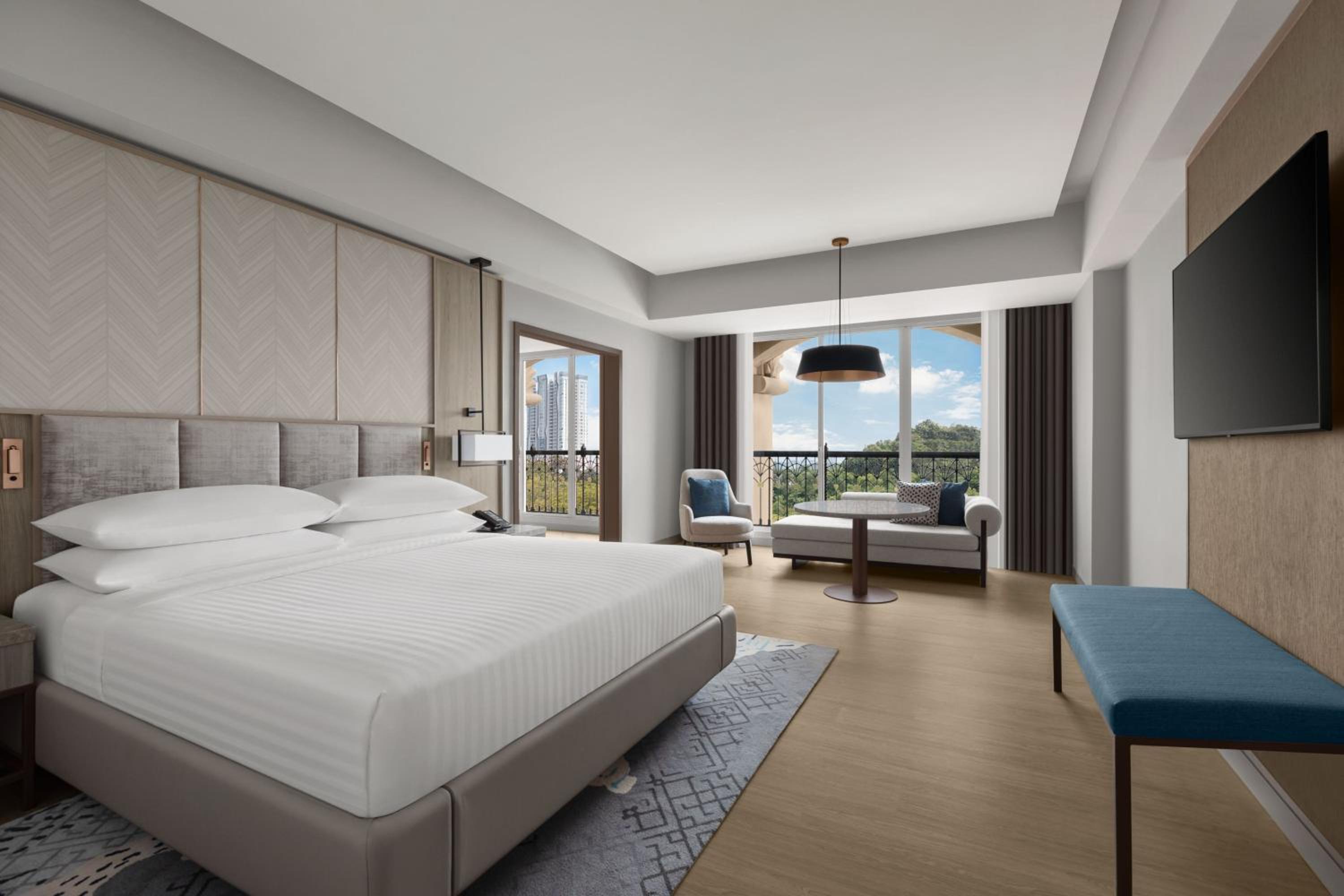 Family Suite, Executive Lounge Access, 1 King - Photo 3