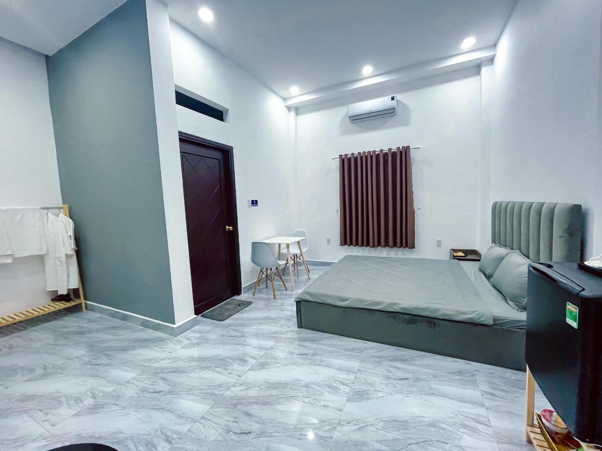 Deluxe Double Room with Balcony - Photo 16