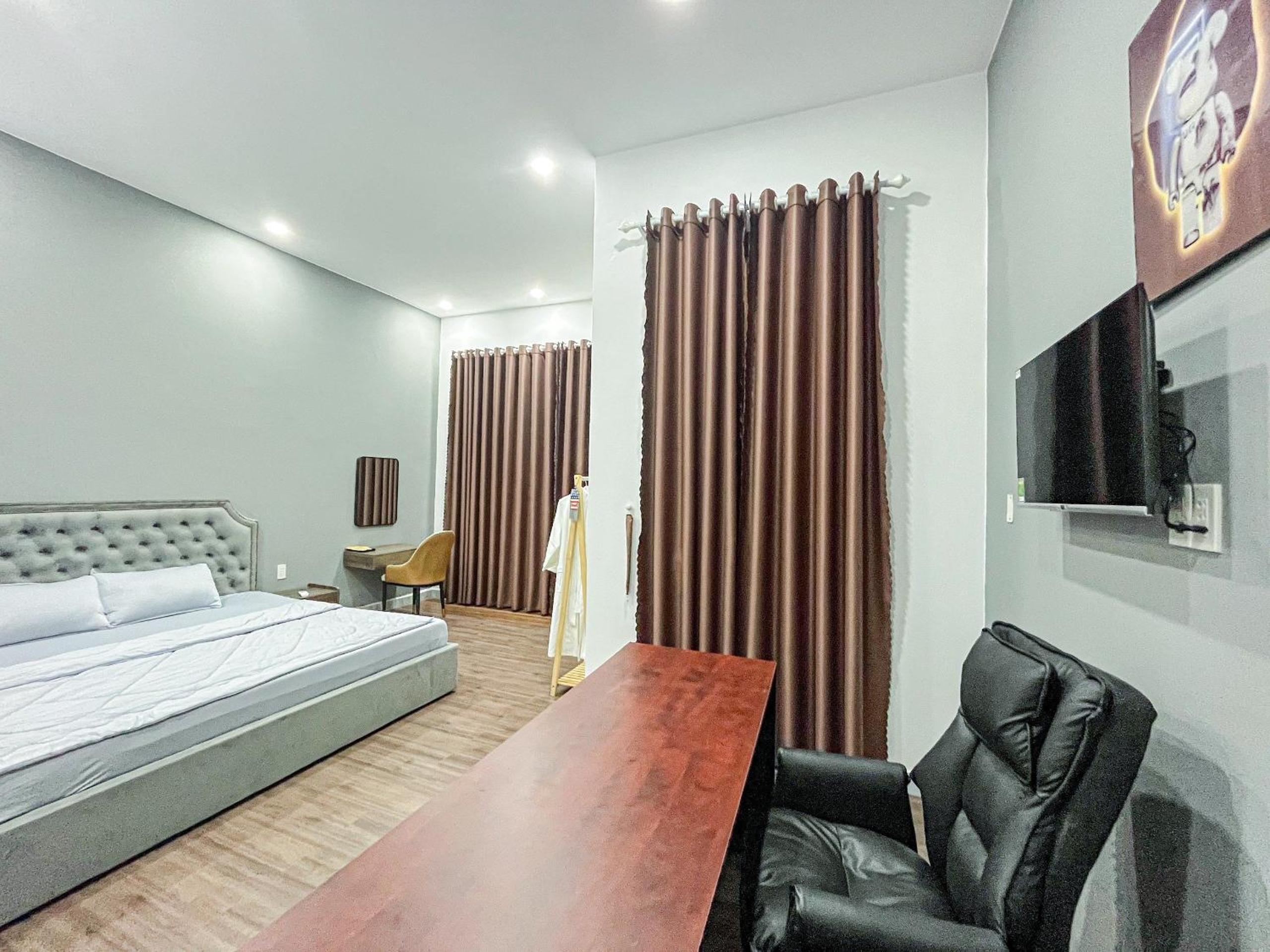 Deluxe Double Room with Balcony - Photo 2