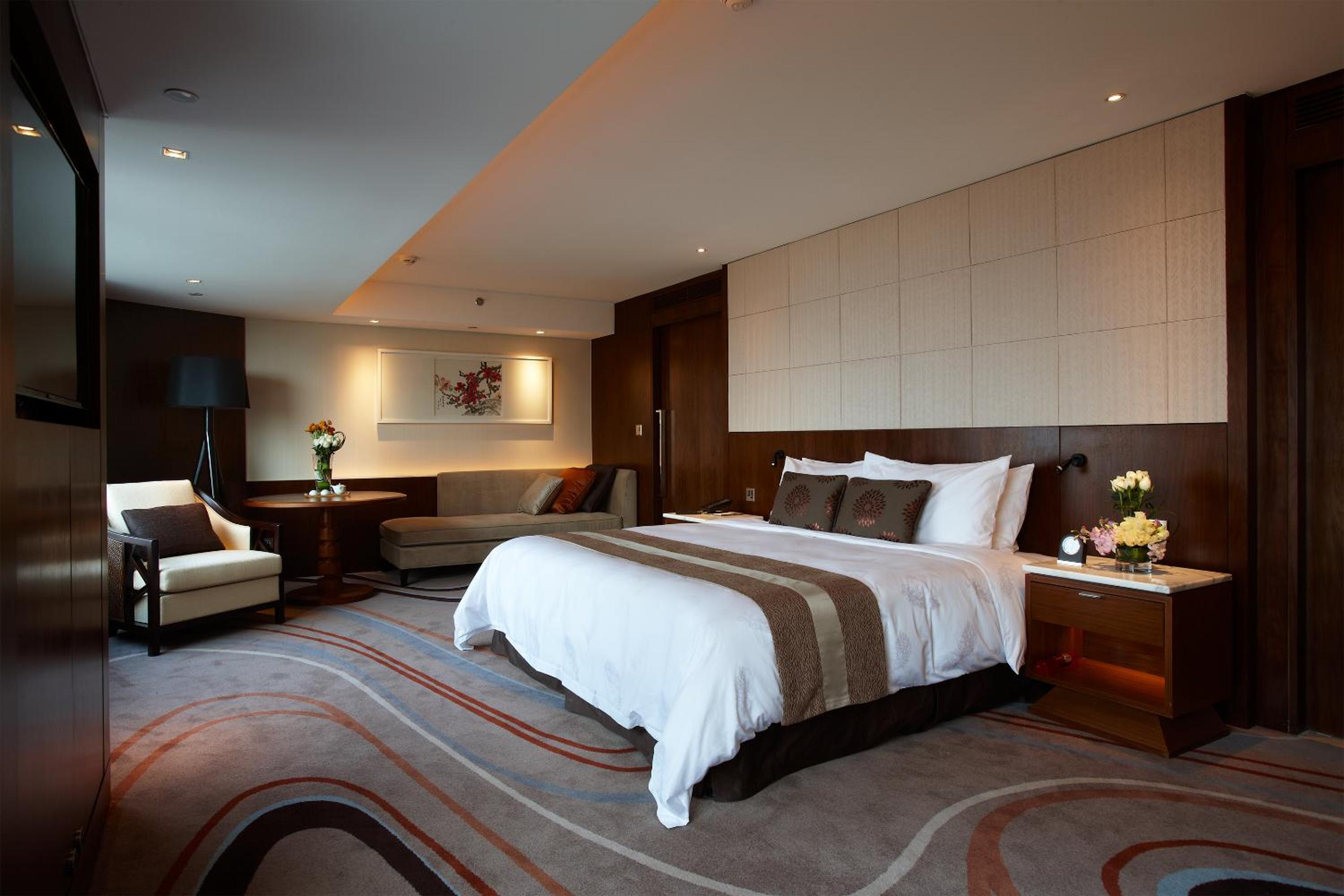 Deluxe King Room with City View - Photo 3